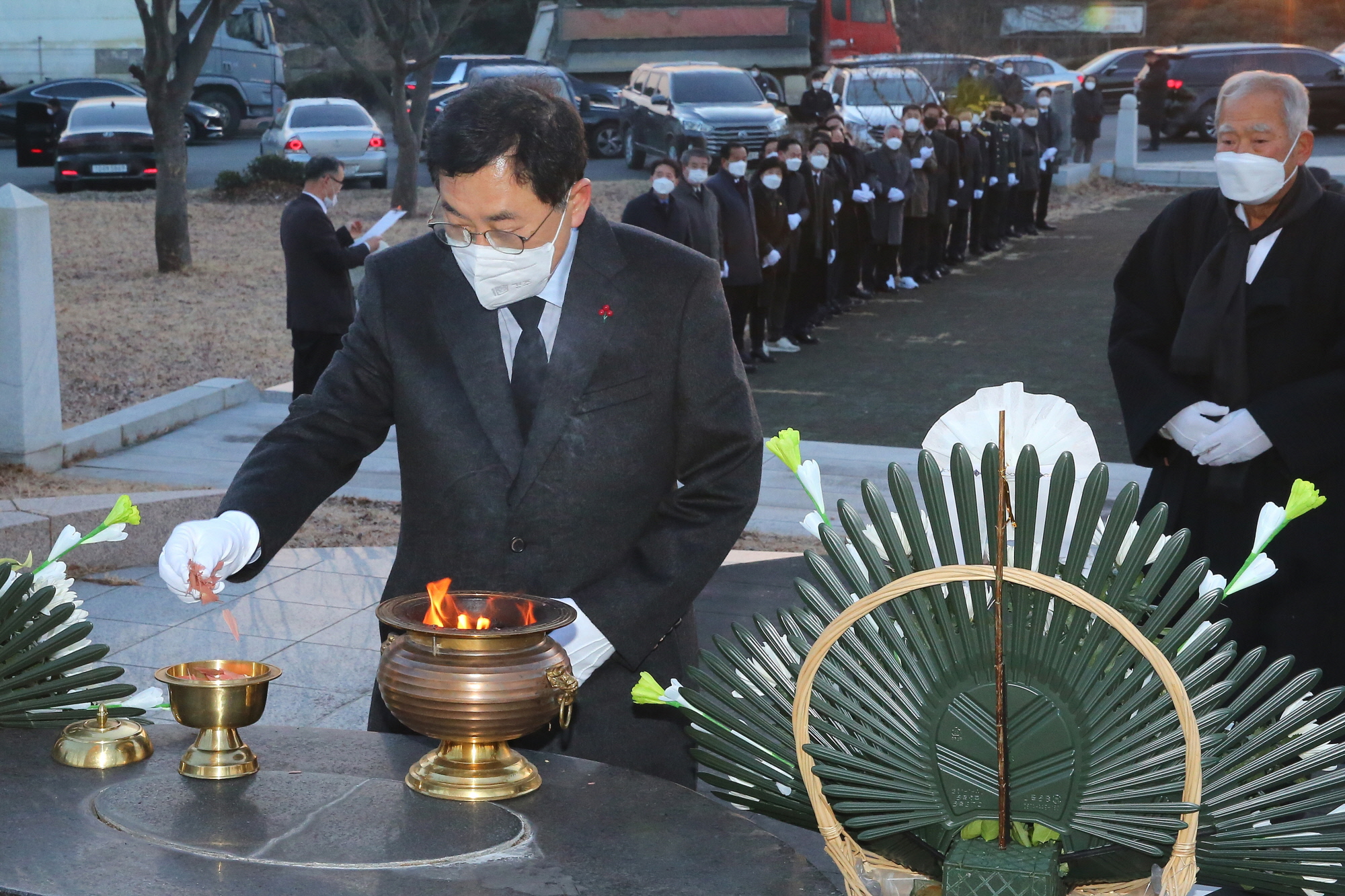 주낙영 경주시장이 새해 첫 공식일정으로 3일 오전 황성공원 충혼탑 및 임란의사추모비 참배를 하고 있다