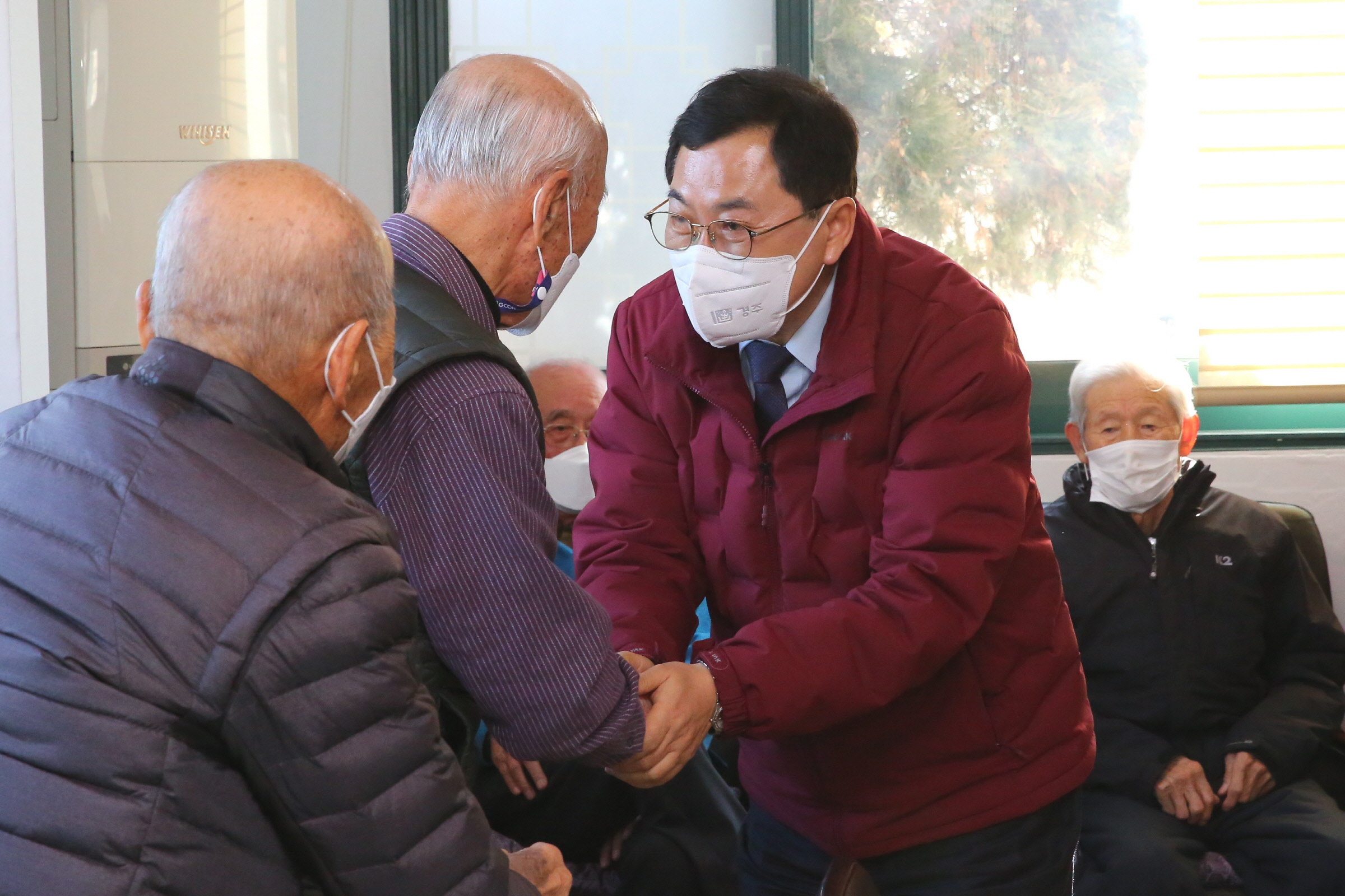 주낙영 경주시장이 지역 노인복지사업장을 찾은 자리에서 어르신들께 인사를 드리고 있다