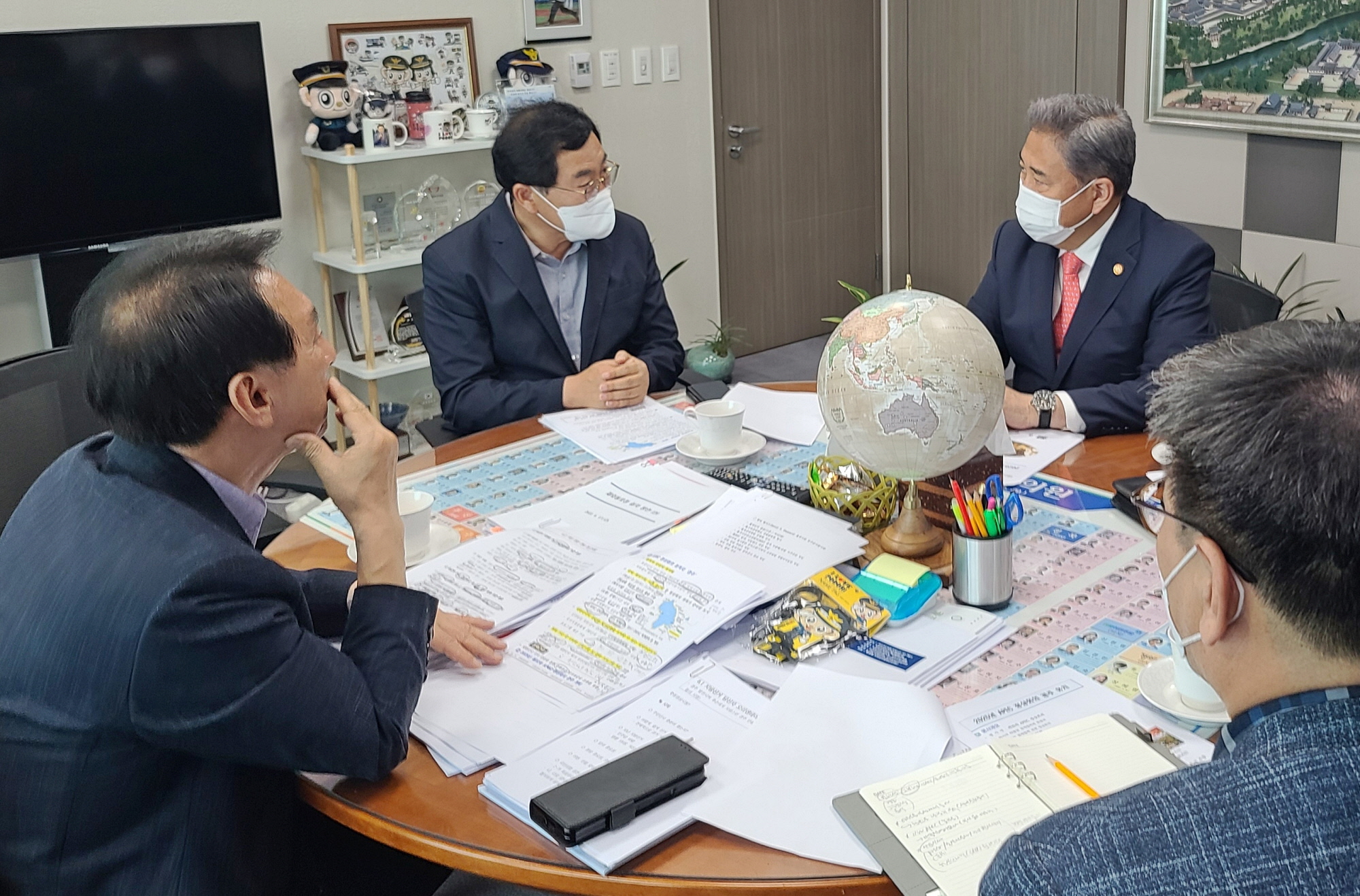주낙영 경주시장이 21일 오후 국회 의원회관에서 박진 외교부 장관을 만나 ‘2025 APEC 정상회의 개최도시’의 최적지는 경주라며 유치당위성을 설명하고 있다