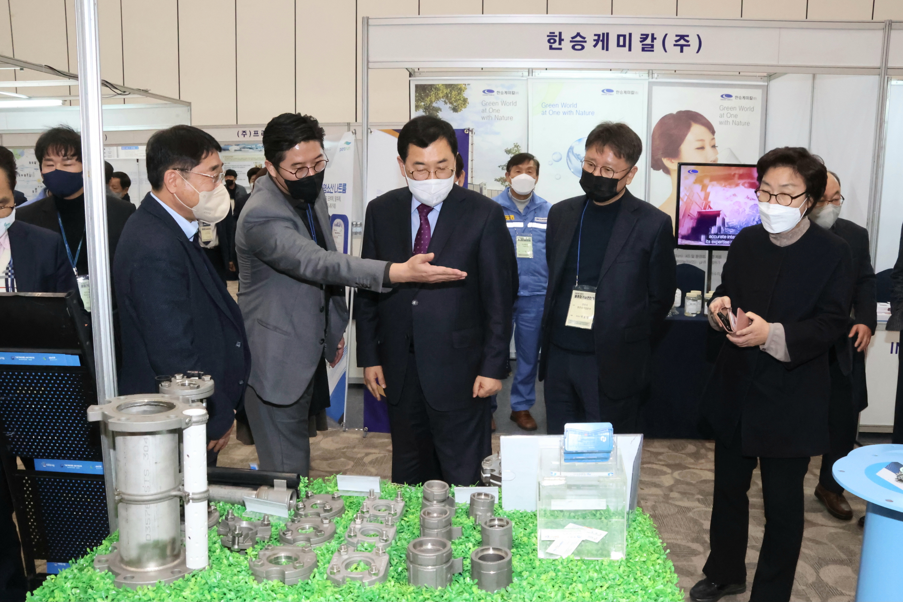‘2023년 세계물의날 기념 상반기 물종합기술연찬회’가 9~10일까지 이틀 간 일정으로 경주화백컨벤션센터(HICO)에서 열린 가운데, 주낙영 경주시장이 행사장을 둘러보고 있다