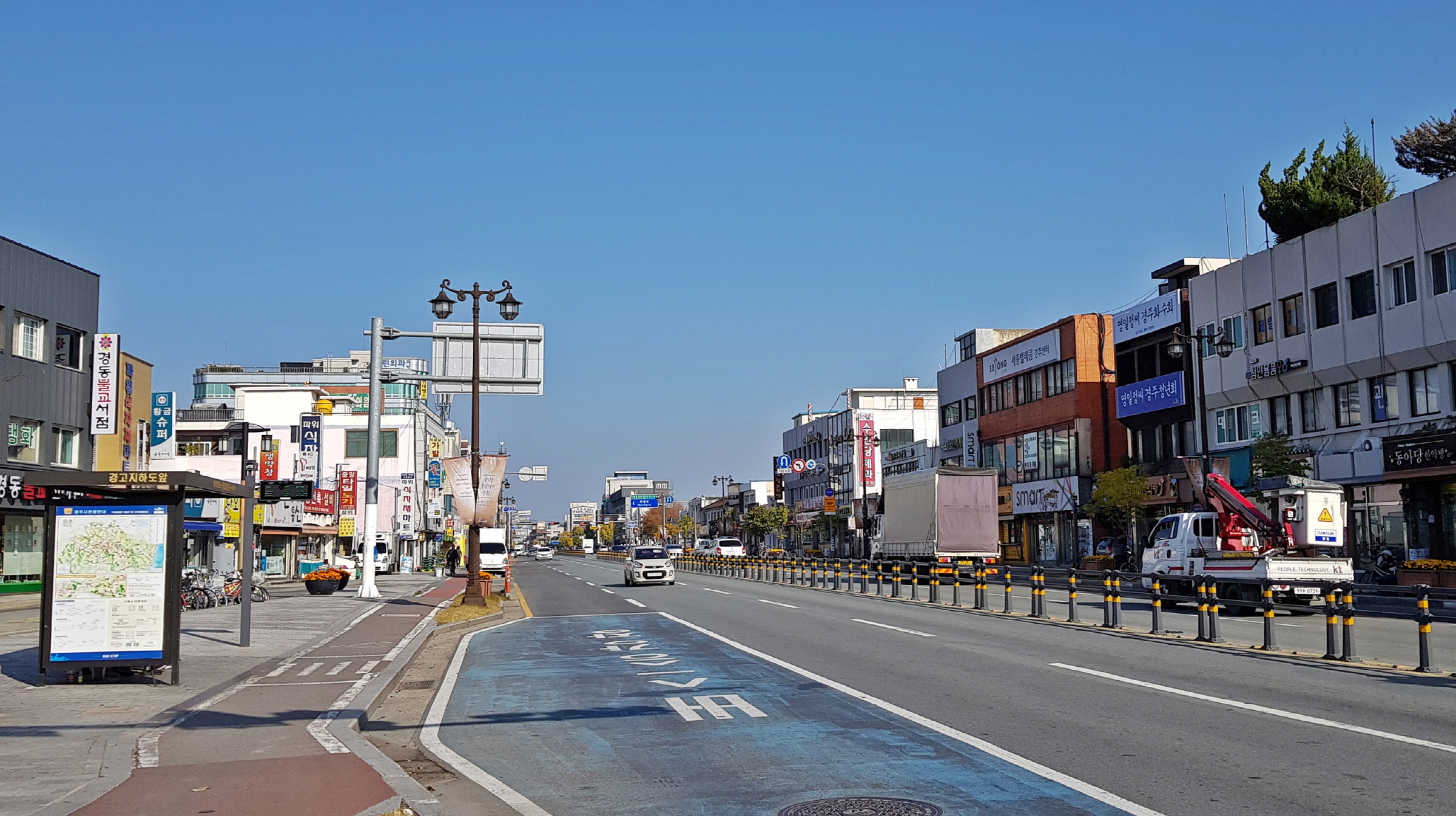 경주시가 옛 경주역부터 강변삼거리까지 1.5km 구간에 걸쳐 전신주 및 각종 통신선을 지중화해 도시경관을 개선하는 전선지중화사업을 추진하고 있는 가운데, 사진은 사업완료 후 원화로 모습