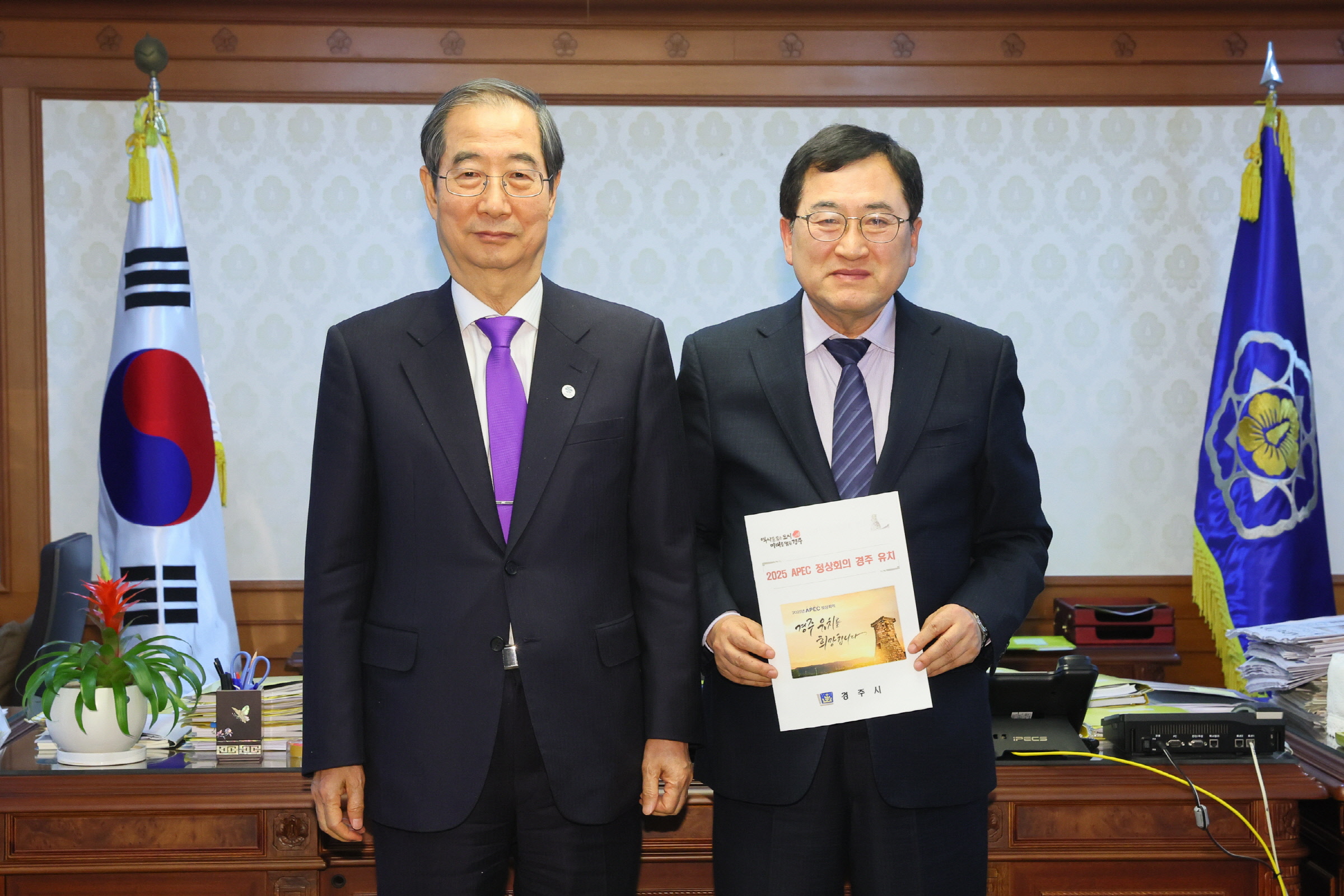 주낙영 경주시장이 27일 한덕수(사진 좌측) 국무총리를 만나 2025APEC 정상회의 경주 개최를 건의한 후 기념촬영을 하고 있다