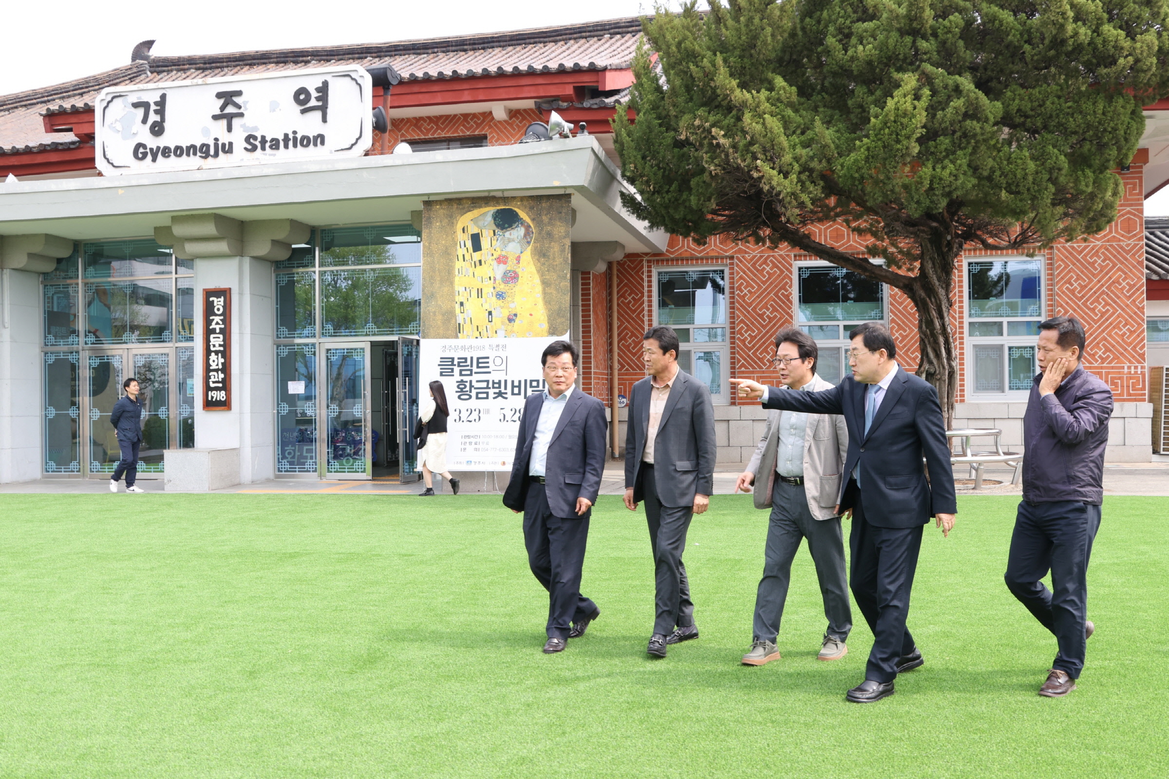 주낙영 경주시장이 29일 관계 공무원들과 ‘경주문화관1918’ 광장을 찾아 시설을 점검하고 있다.