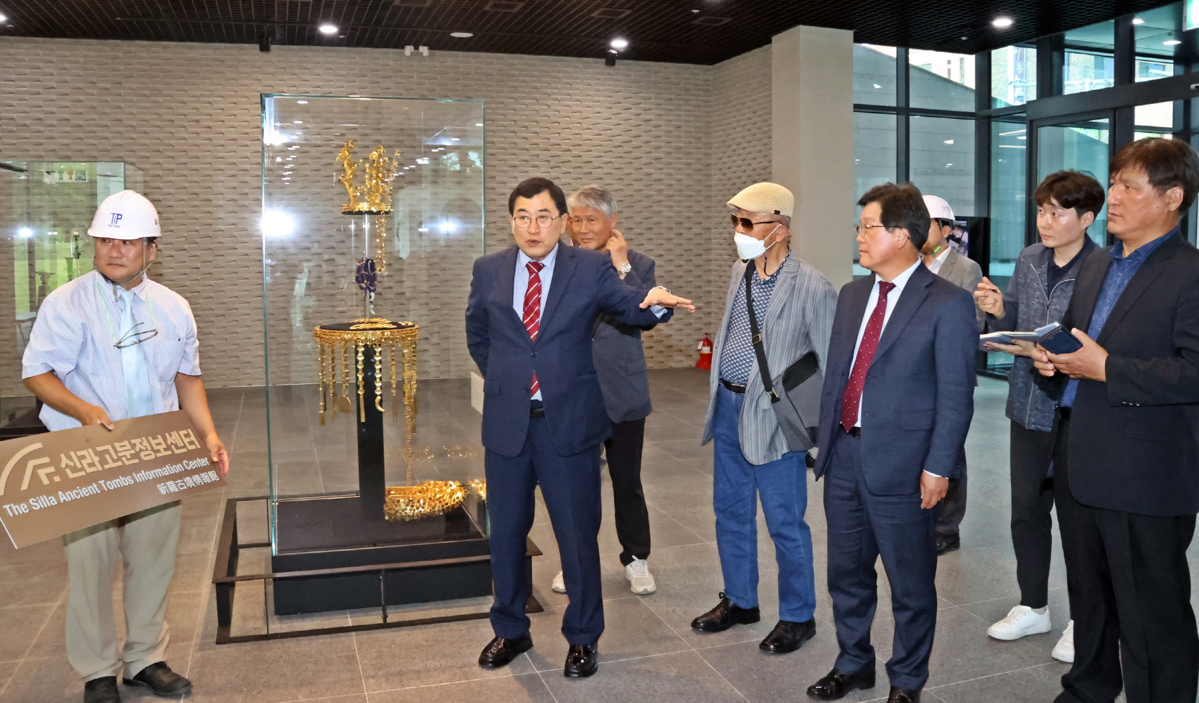 주낙영 경주시장이 관계 공무원들과 함께 23일 개관 준비가 한창인 고분정보센터를 찾아 내·외부 시설을 점검하고 있다