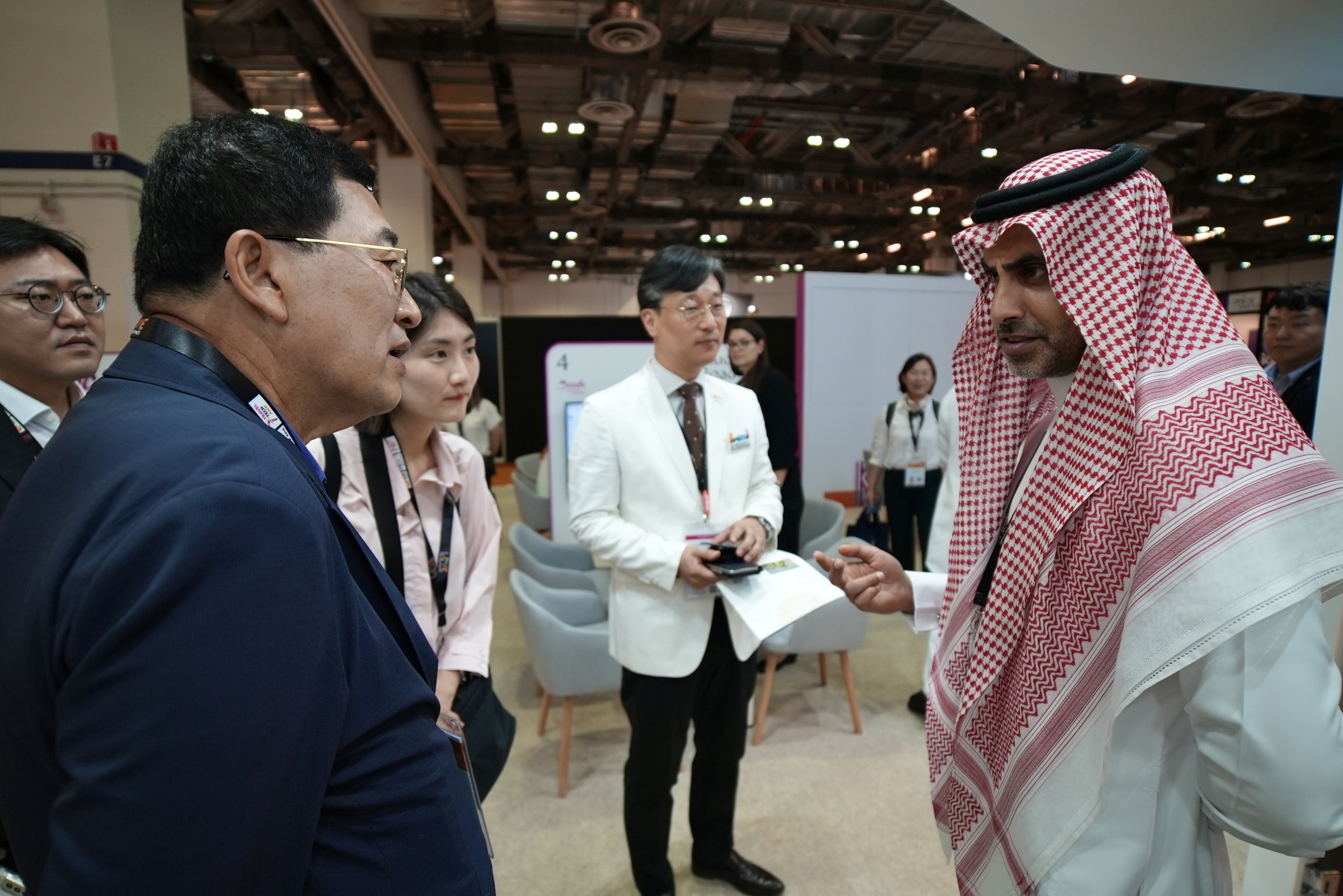 1-3. 주낙영 시장이 25일 싱가포르에서 열린 ITB Asia 2023 박람회 참석해 사우디아라비아 관계자들과 비즈니스 유치상담을 전개하고 있다.jpg