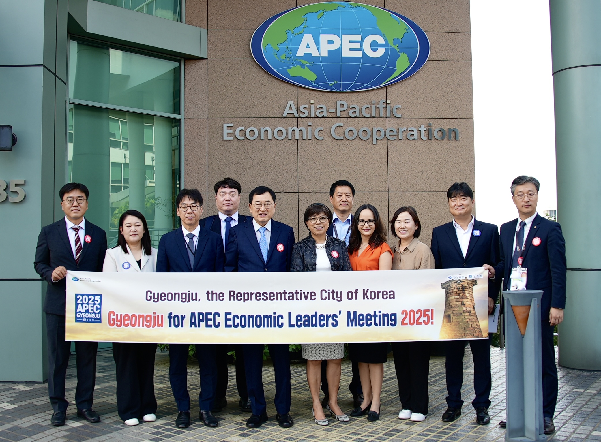 주낙영 시장을 비롯한 경주시 및 APEC 사무국 관계자들이 26일  APEC 사무국 앞에서 기념촬영을 하고 있다.