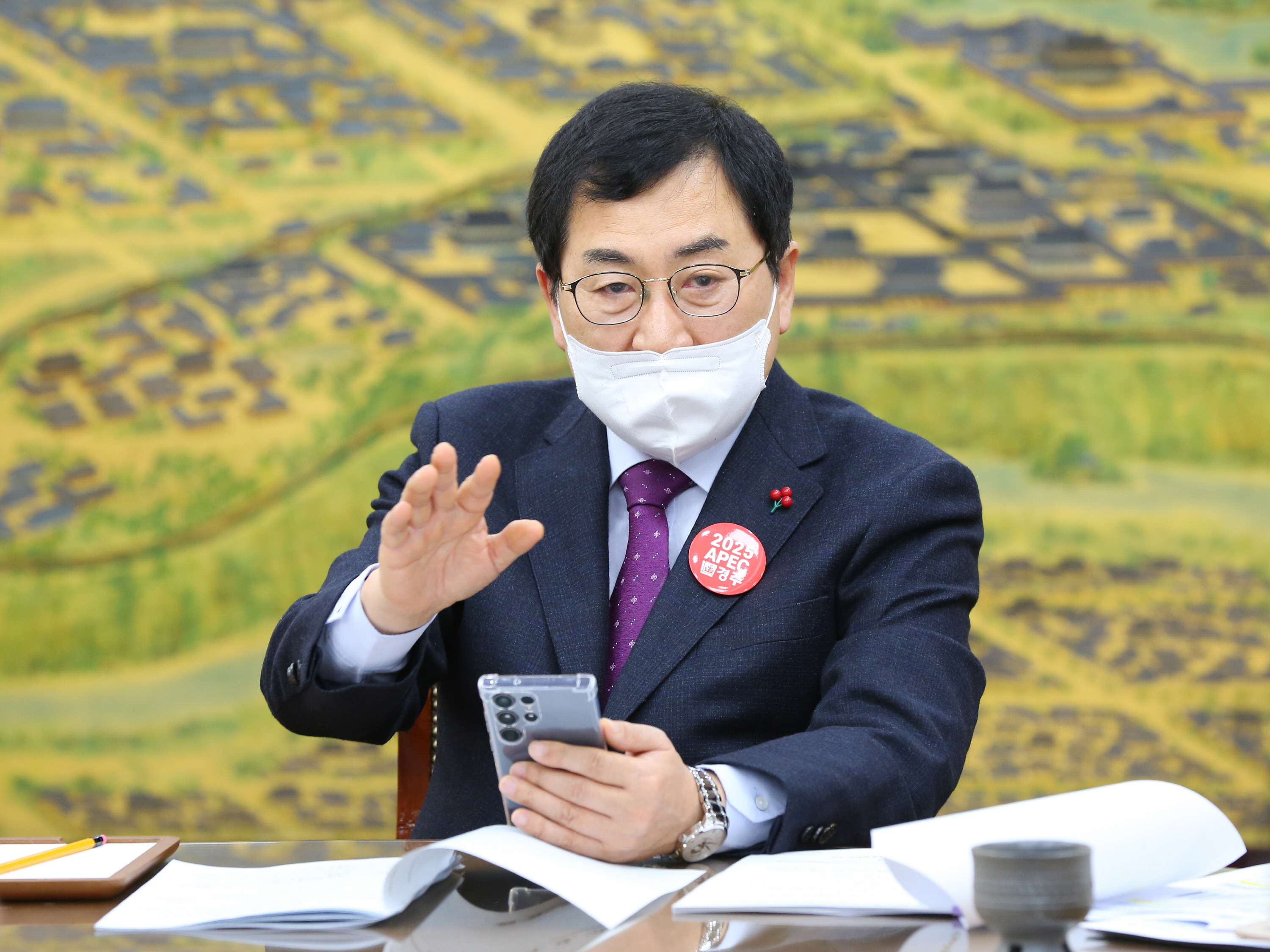 주낙영 경주시장 8일 시청 대외협력실에서 열린 간부회의에서 원도심 활성화 등 여러 개선책 강구를 주문했다..JPG