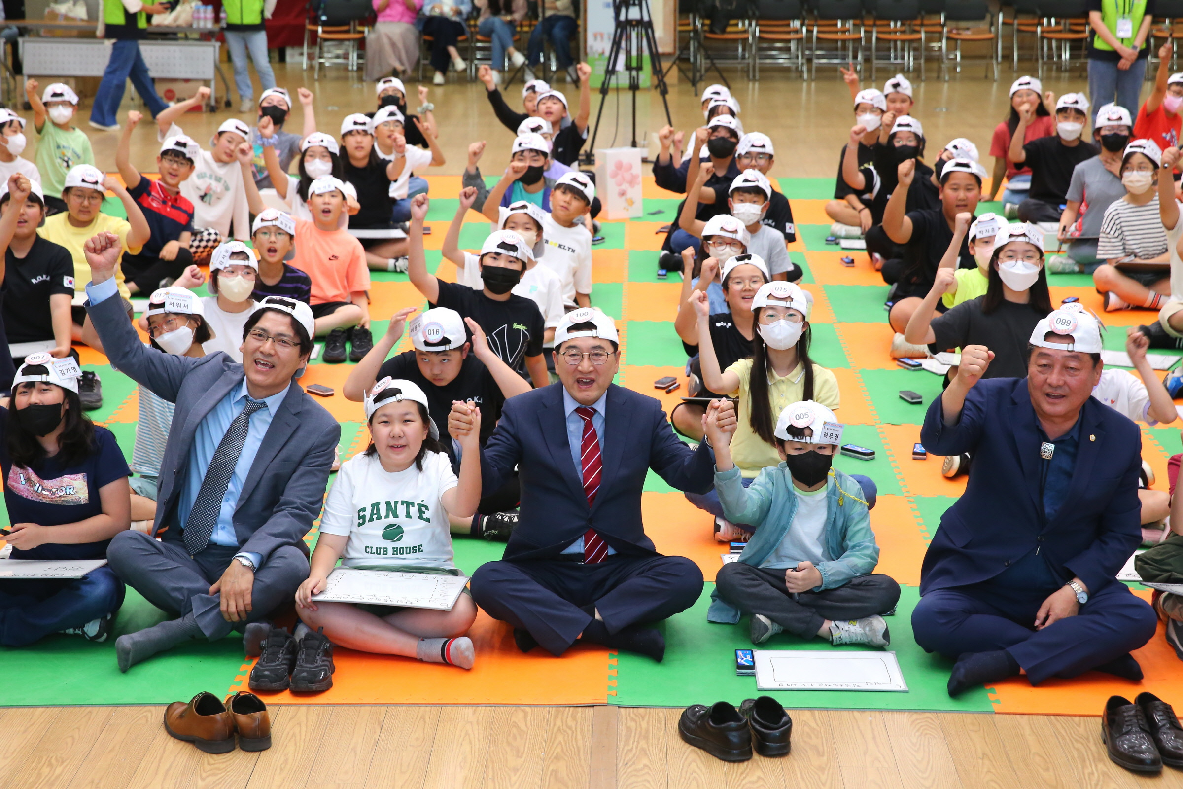 지난해 5월 제1회 경주시 아동권리 골든벨 퀴즈대회 후 주낙영 시장이 참가 학생들과 기념촬영을 하고 있다.