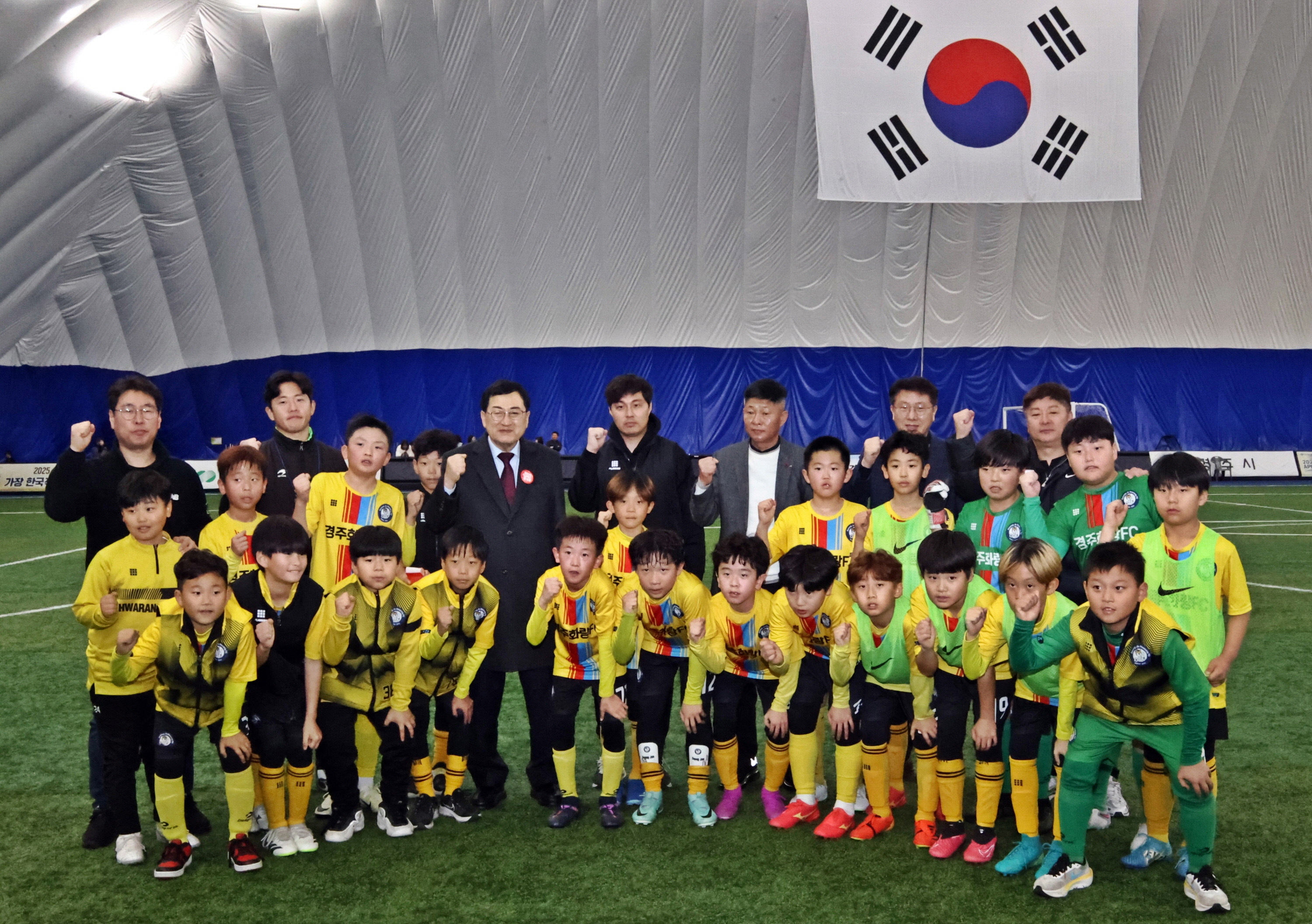 주낙영 경주시장이 지난 19일 ‘2024 GOLDEN City 경주 유소년 축구 페스티벌’이 열리고 있는 ‘경주 스마트 에어돔’을 찾아 출전 선수들을 격려하고 있다.