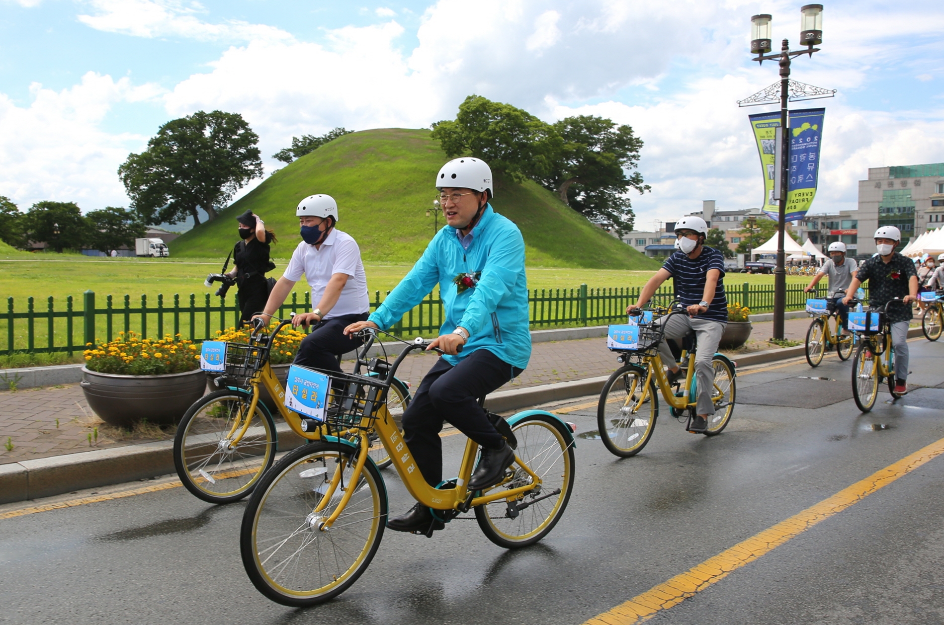 2022년 7월 7일, 경주 봉황대 앞 광장에서 ‘공영자전거 타실라 개통식’이 열린 가운데, 주낙영 경주시장이 ‘타실라’를 타며 시연하고 있다.