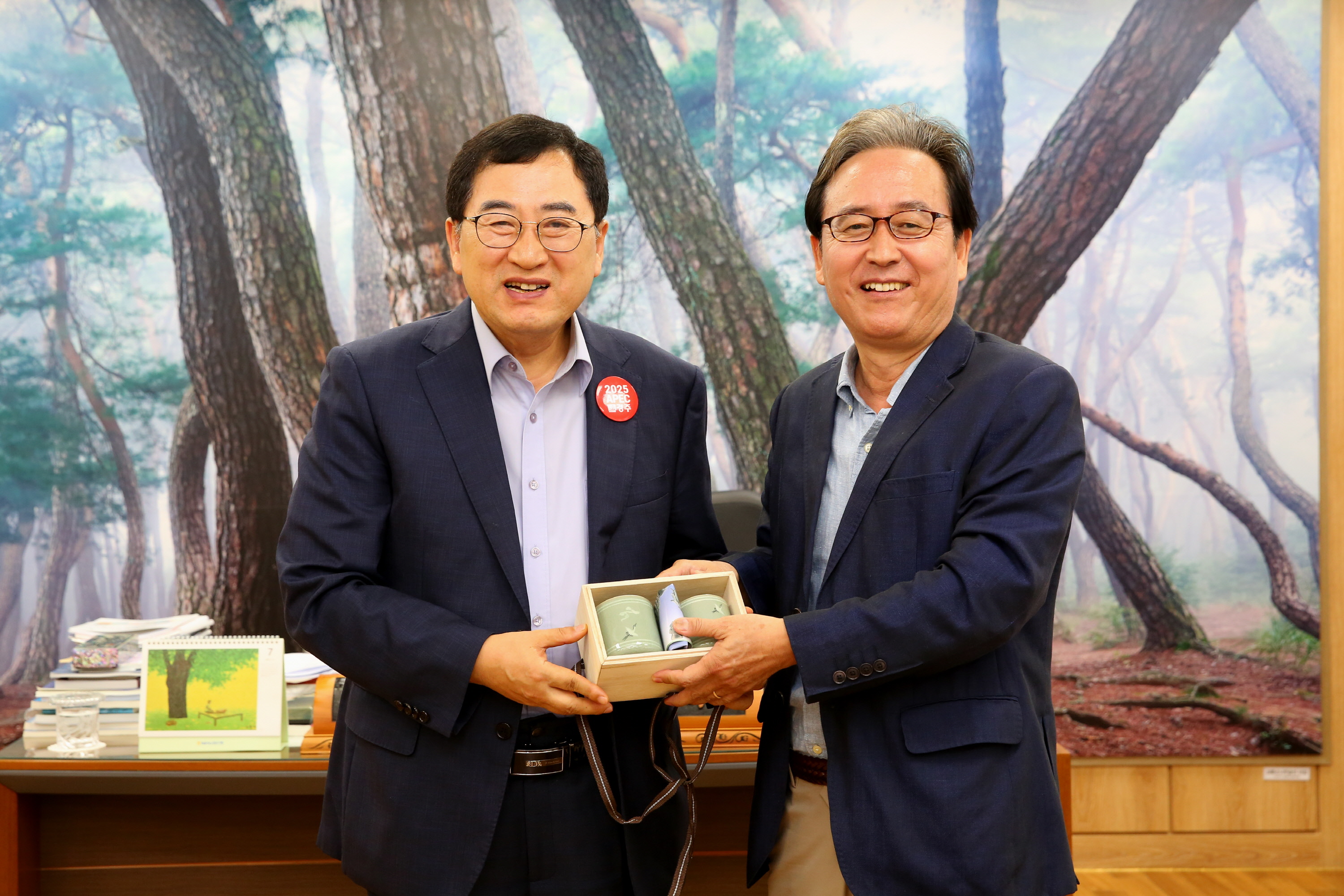 2-2. 주낙영 시장이 신봉길 한국외교협회장에게 선물(청자 찻잔) 전달 후 기념촬영을 하고 있다.JPG