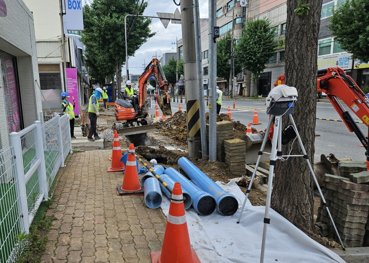 탑동 중블럭 급수지역에 노후 상수관로를 개체하는 지방상수도 현대화사업이 진행되고 있다.