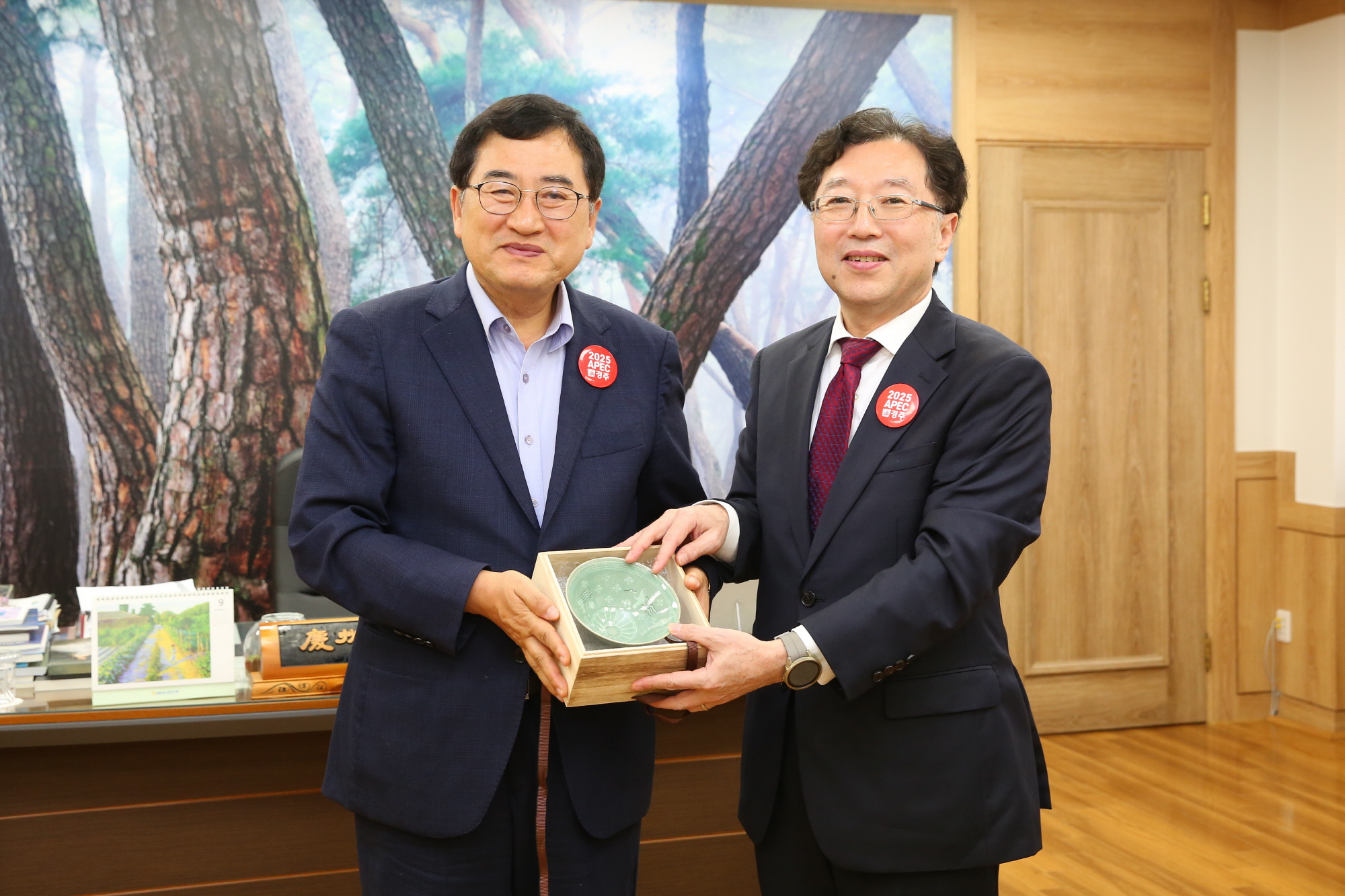 지난달 30일 오스카 츠요시(오른쪽) 주부산일본 총영사가 경주시청사를 방문해 주낙영 경주시장을 예방한 후 기념사진을 촬영하고 있다.