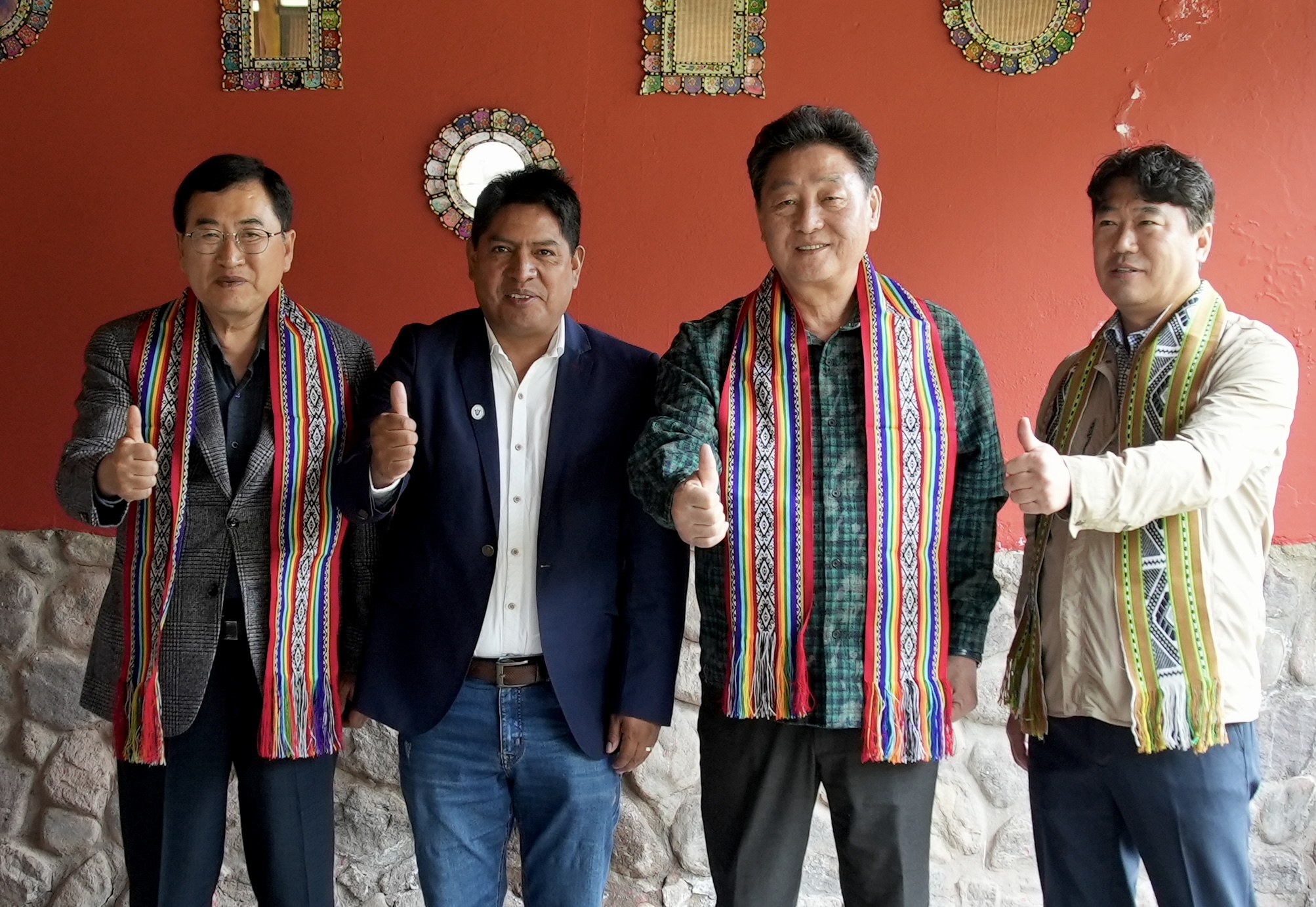 23일(현지 시간), 주낙영 경주시장, 이동협 경주시의회 의장, 이락우 APEC 추진위원장이 우루밤바 시청사에서 로랄드 베라 갈레호스 시장을 접견한 후 기념 촬영을 하고 있다.