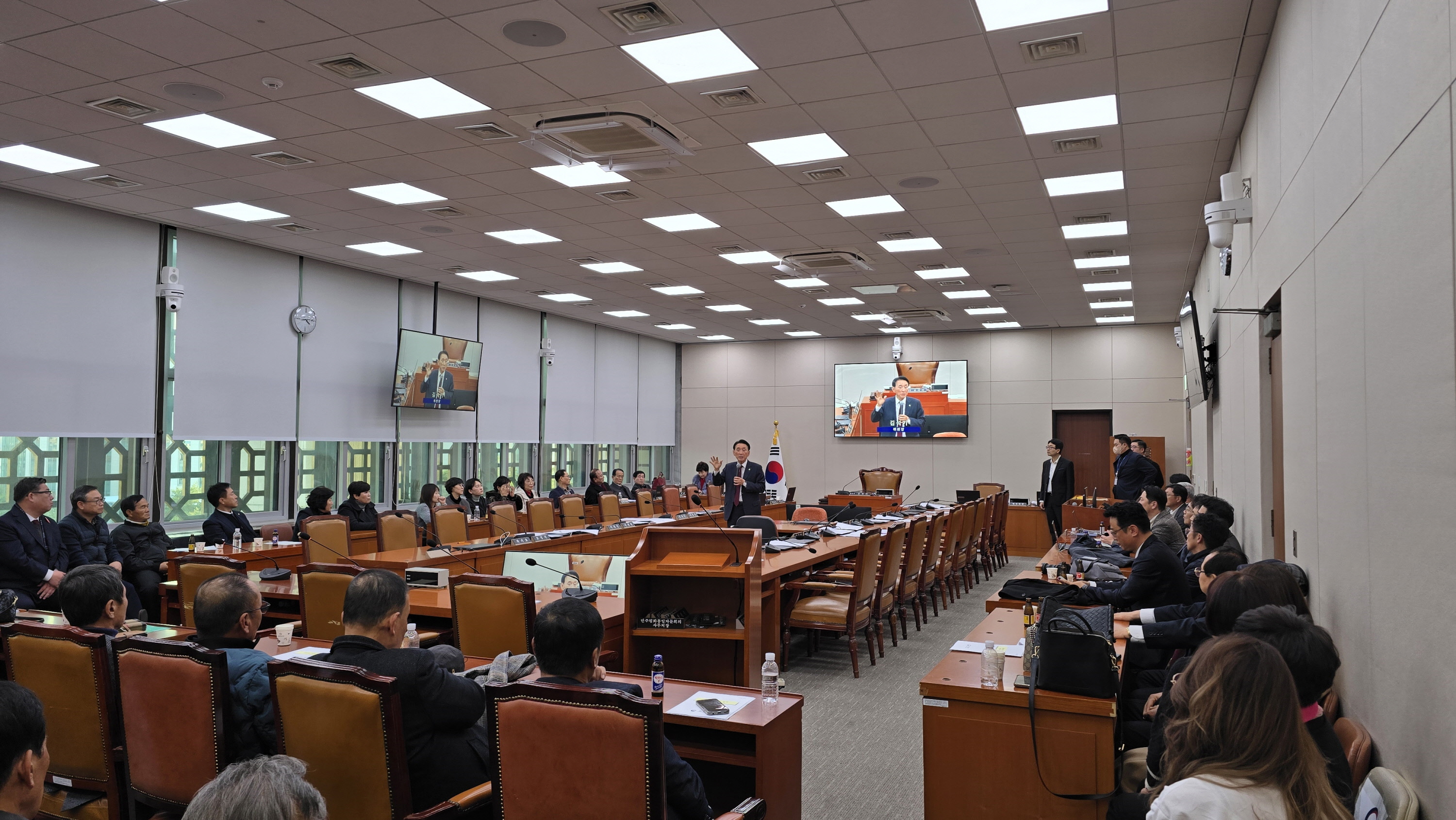 김석기 외교통일위원장이 28일 서울 여의도 국회에서 열린 본회의에서 발언하고 있다.