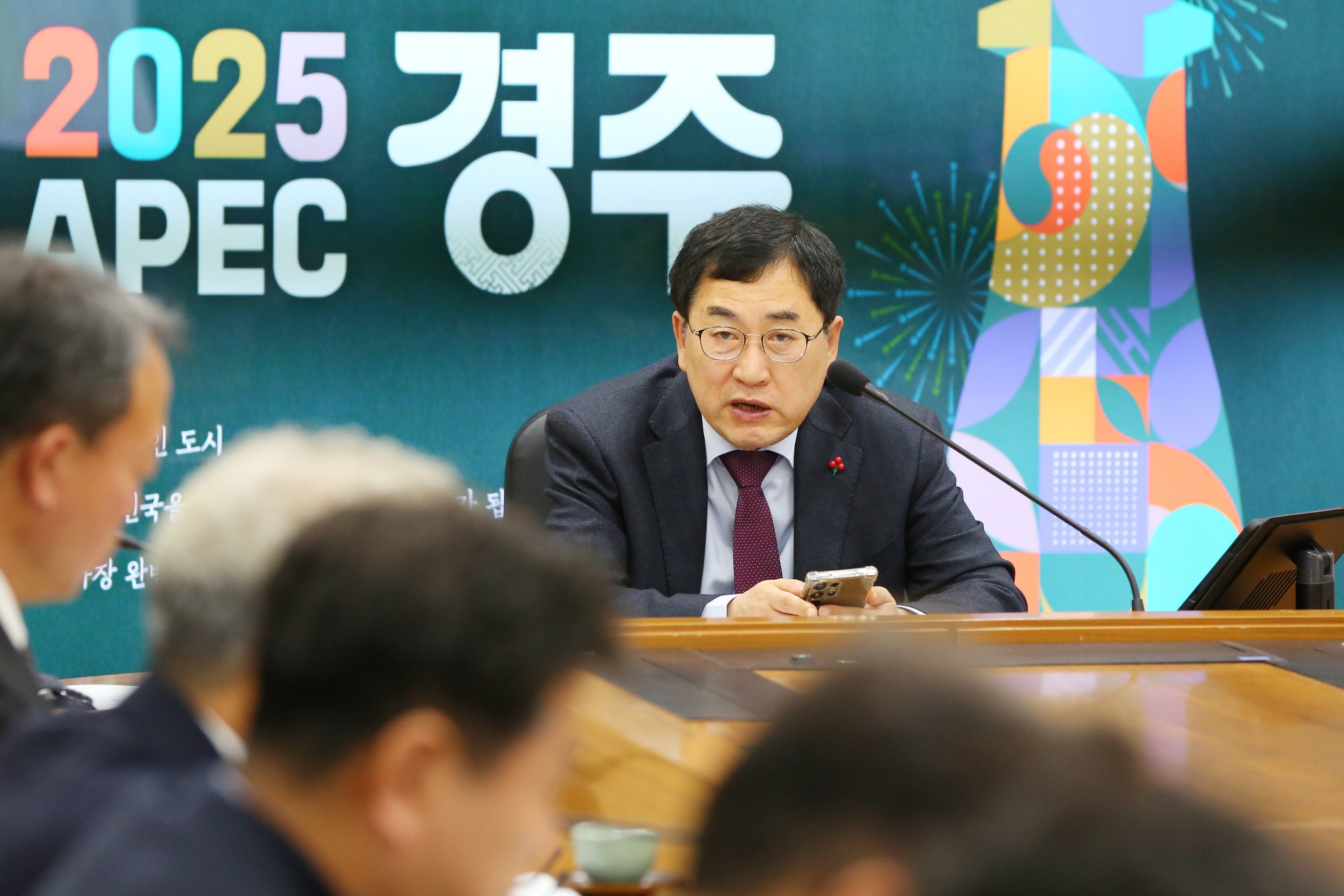 주낙영 시장이 23일 시청 영상회의실에서 국소본부장 회의를 주재하고 있다.