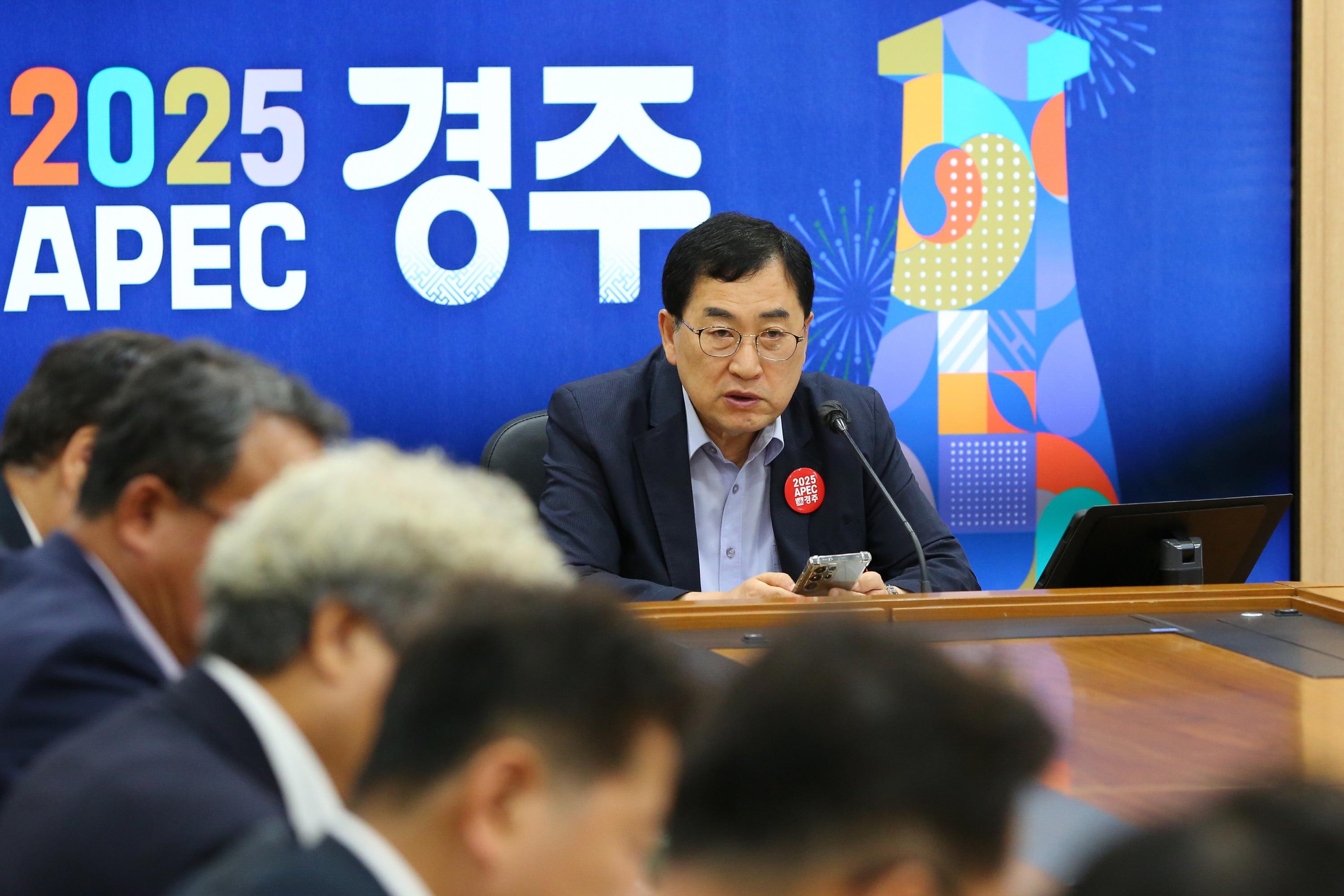 주낙영 경주시장이 지난 2일 영상회의실에서 국소본부장 회의를 주재하고 5급 이상 간부 공무원들에게 성과 중심의 실질적인 시정 운영과 내년 주요 업무 계획 준비를 철저히 해달라고 요청하고 있다.
