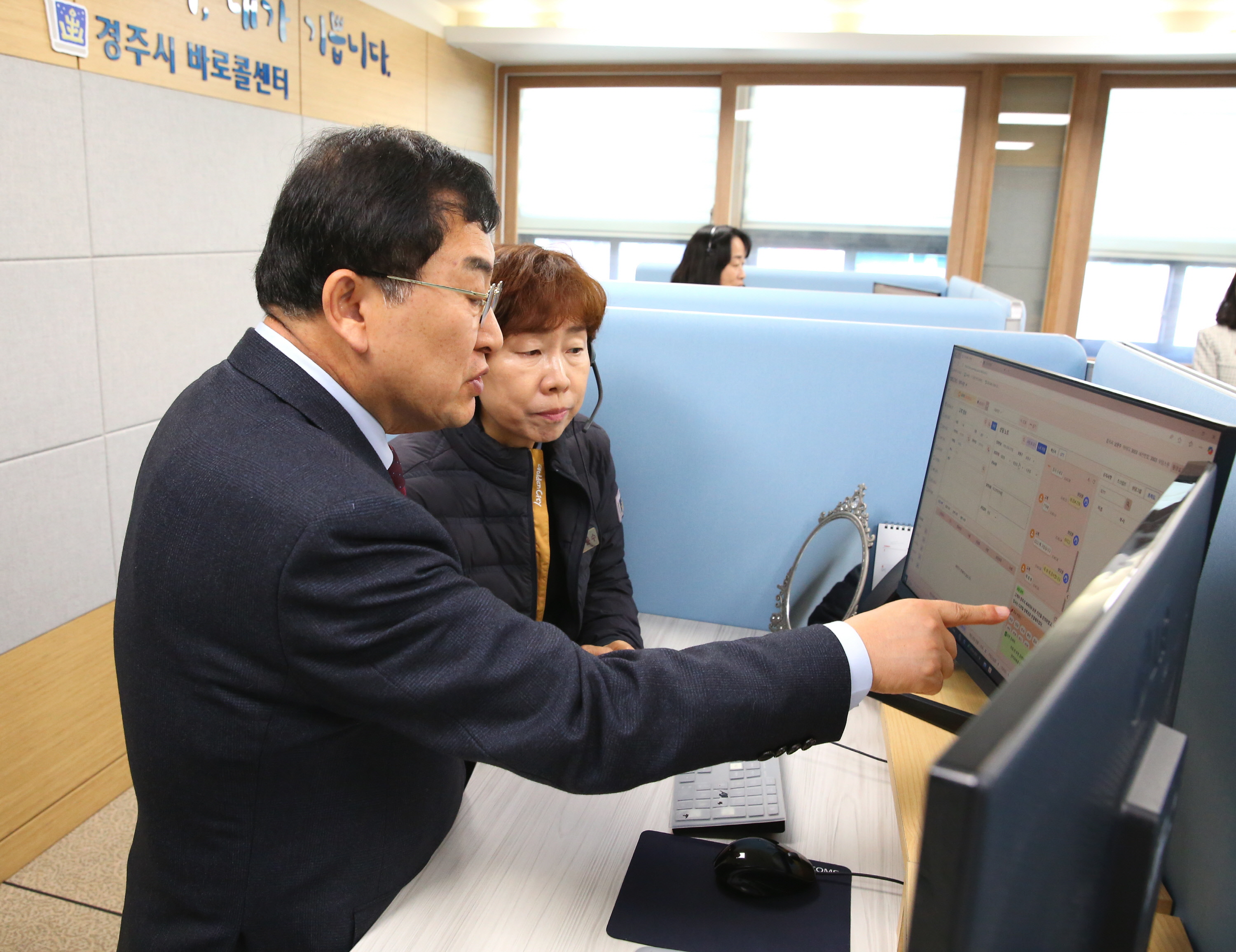 주낙영 경주시장이 지난달 31일 경주시 바로콜센터를 방문해 “시민들이 편리하게 이용할 수 있도록 콜센터 환경을 지속적으로 개선해달라”고 당부하고 있다.