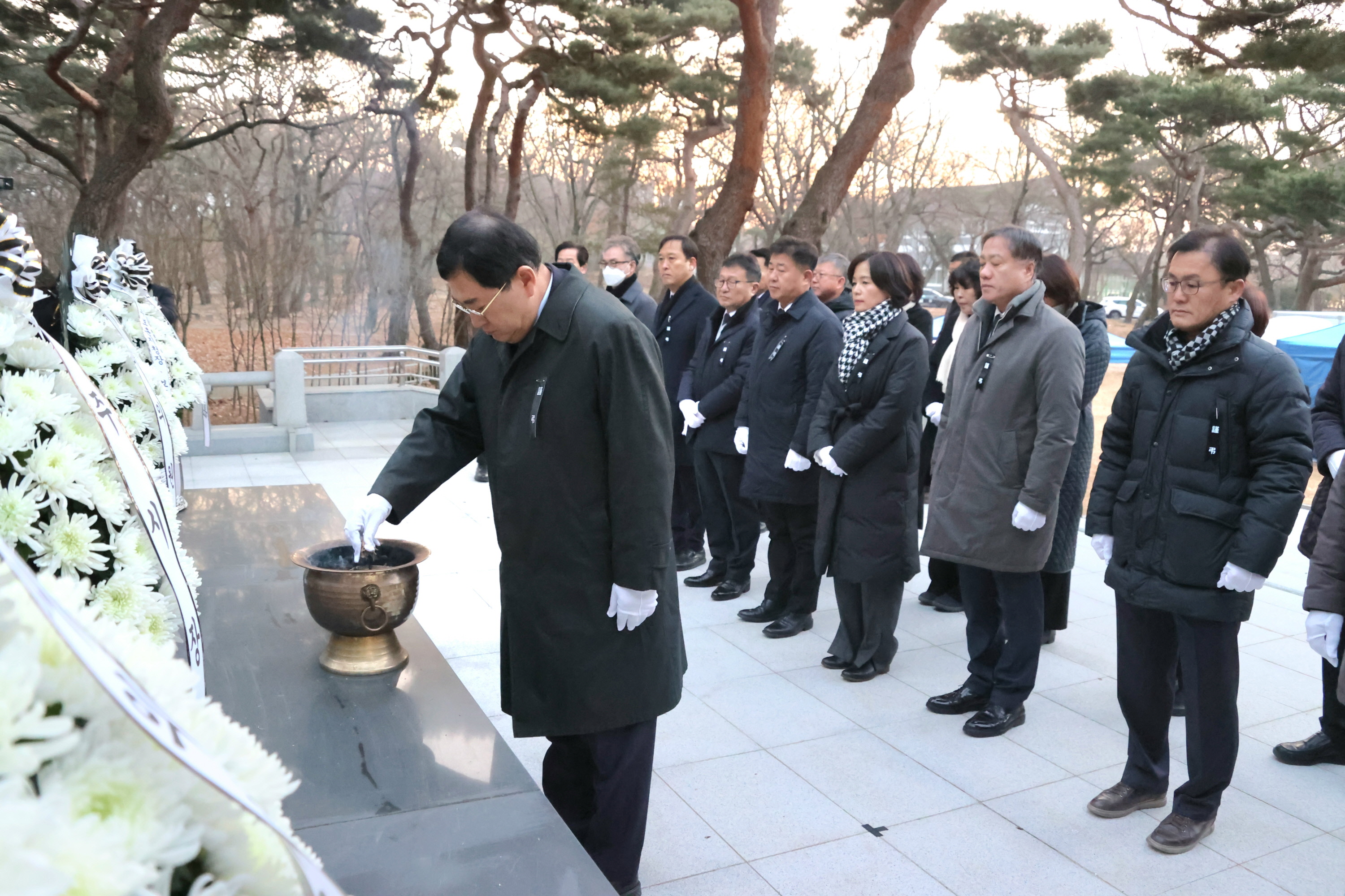 주낙영 경주시장을 비롯해 김석기 국회의원, 이동협 경주시의장, 시·도의원, 기관·사회단체장 등 160여 명이 2일 오전 황성공원 충혼탑에서 신년 참배를 열고 새해 첫 공식 업무에 나서고 있다.