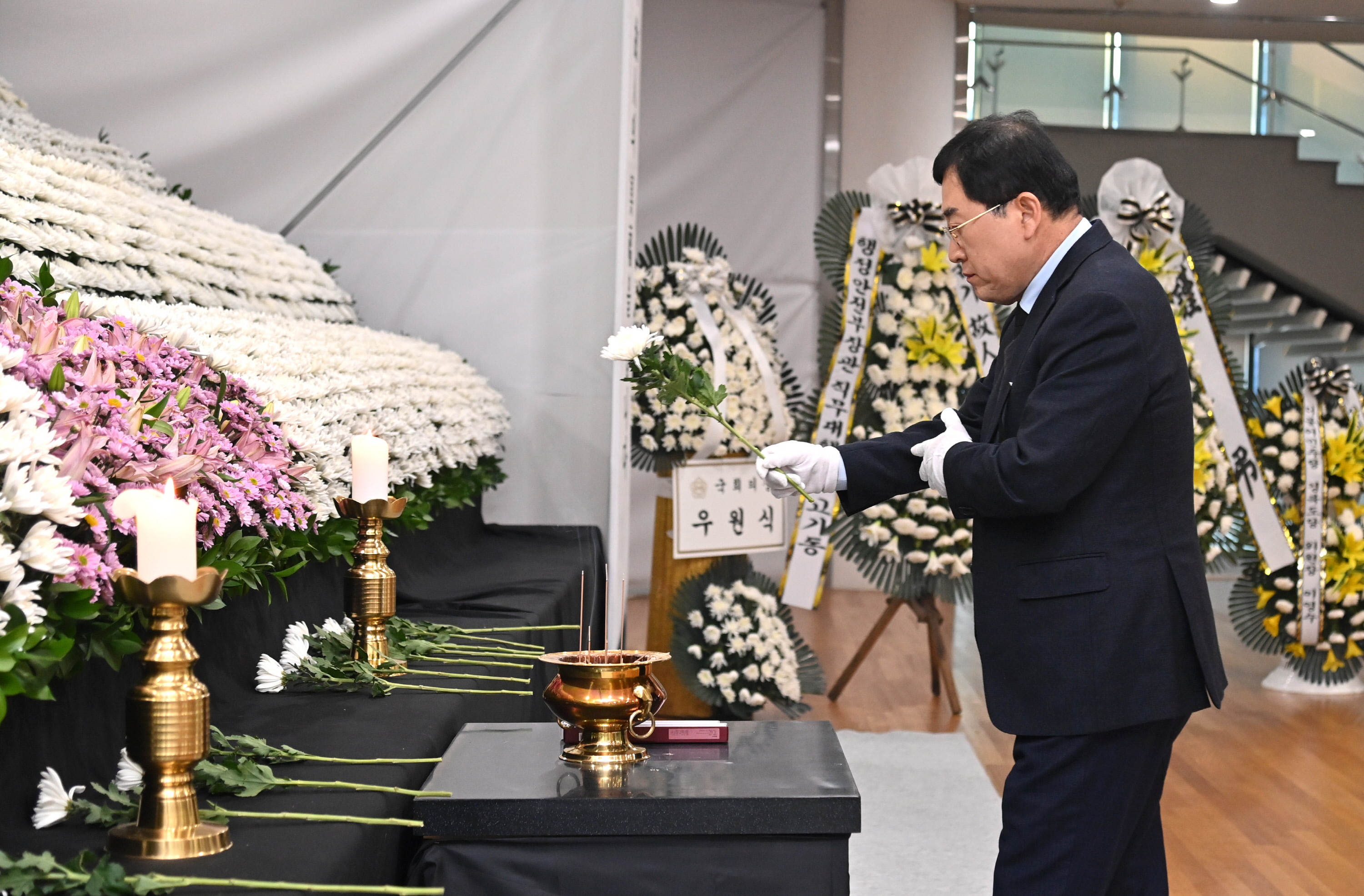 주낙영 경주시장이 2일 경북도청 동락관에 마련된 제주항공 여객기 사고 희생자 합동 분향소를 찾아 헌화하고 있다.