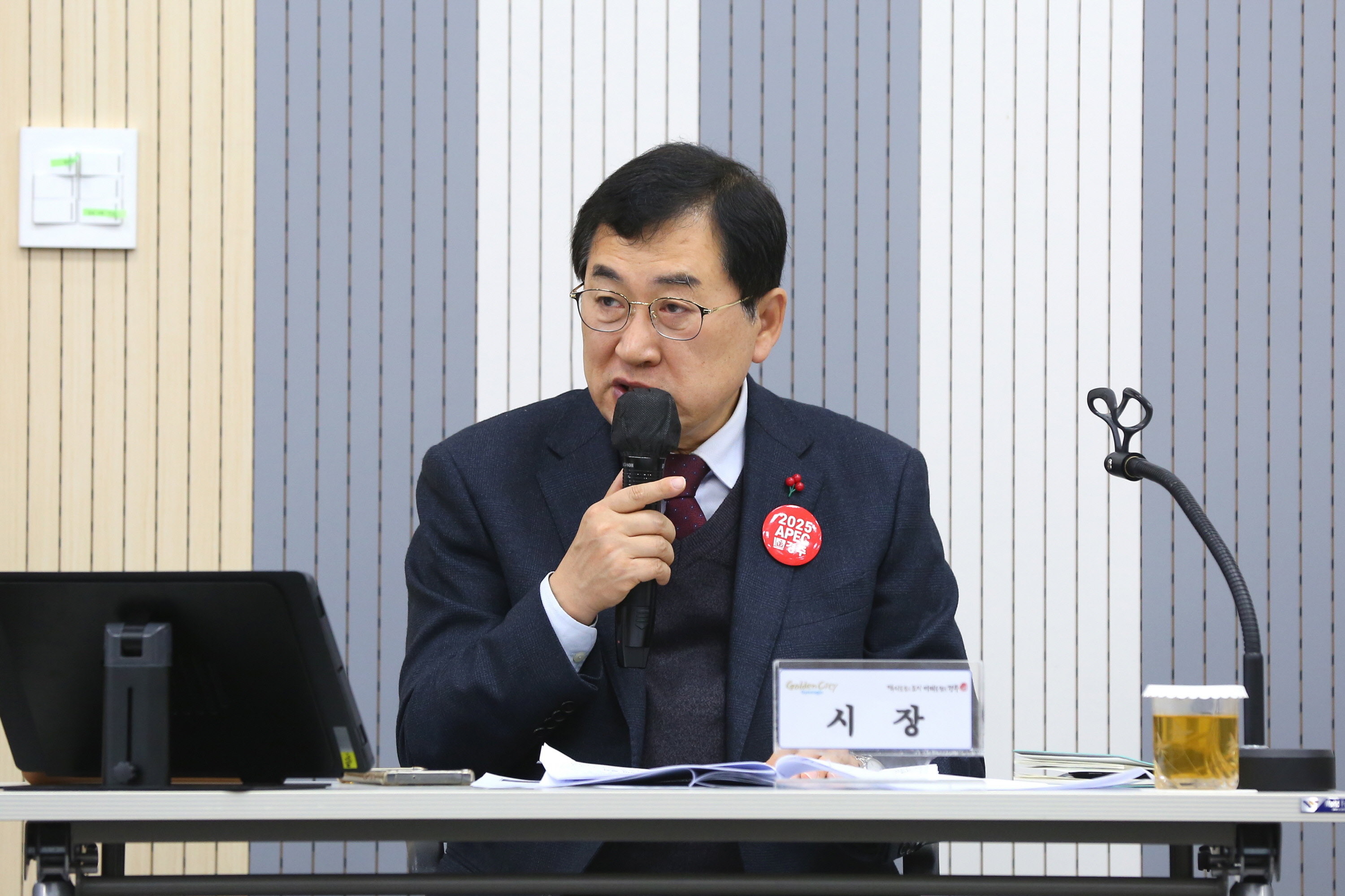 주낙영 경주시장이 8일 오전 청사 내 대회의실에서 올해 첫 읍면동장 회의를 주재하고 있다.