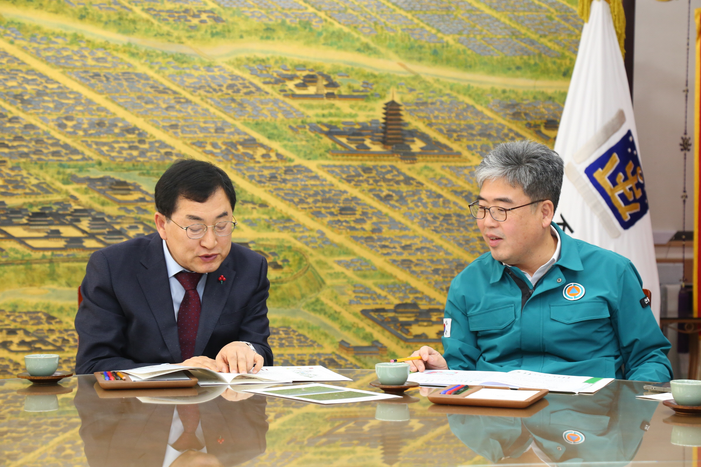 지난해 12월 주낙영 경주시장(좌)과 임상섭 산림청장(우)이 시청 대외협력실에서 소나무재선충병 방제전략을 논의하고 있다.