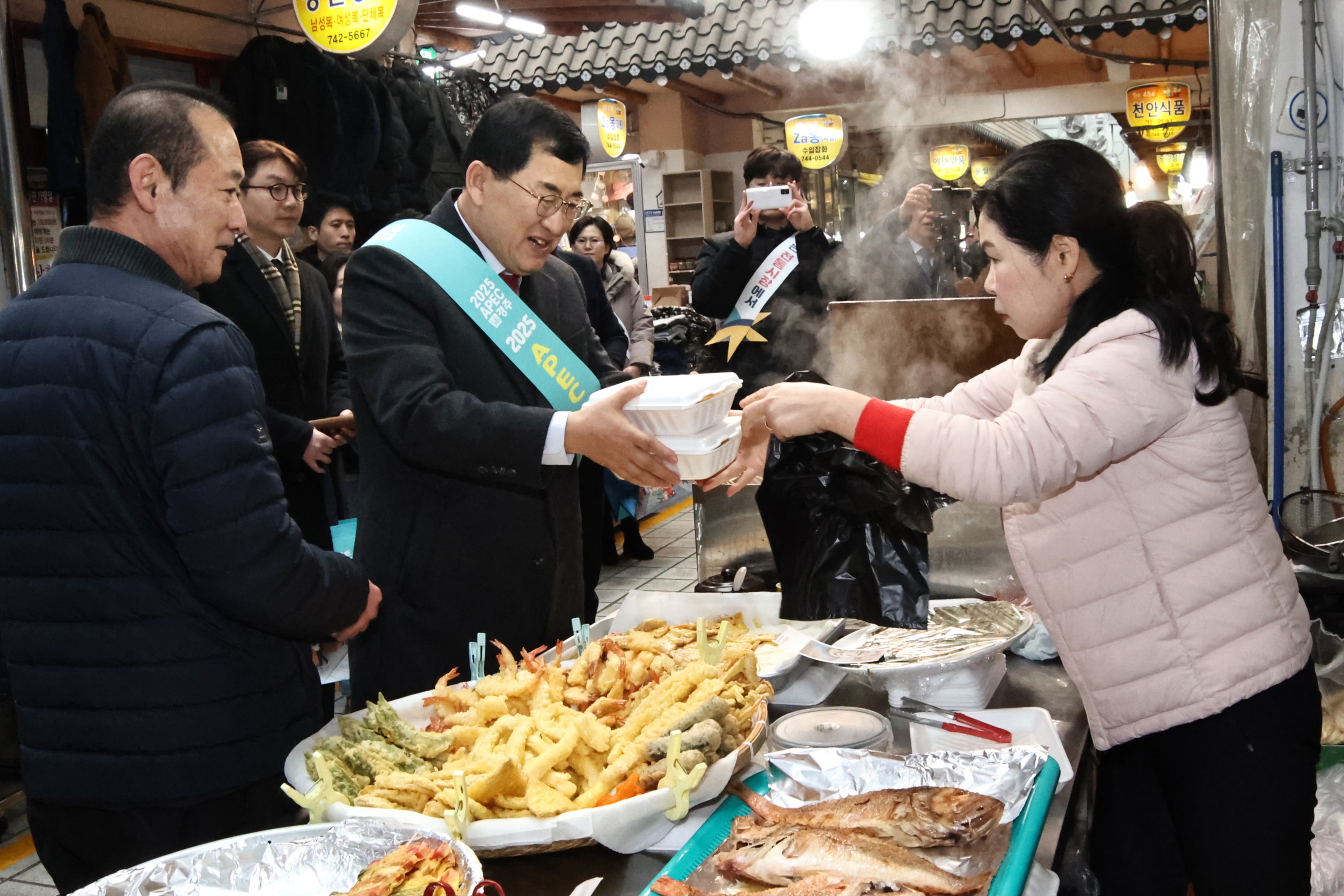 주낙영 시장이 지난해 2월 중앙시장에 열린 전통시장 장보기 행사에 참석해 상인들을 격려하고 있다.