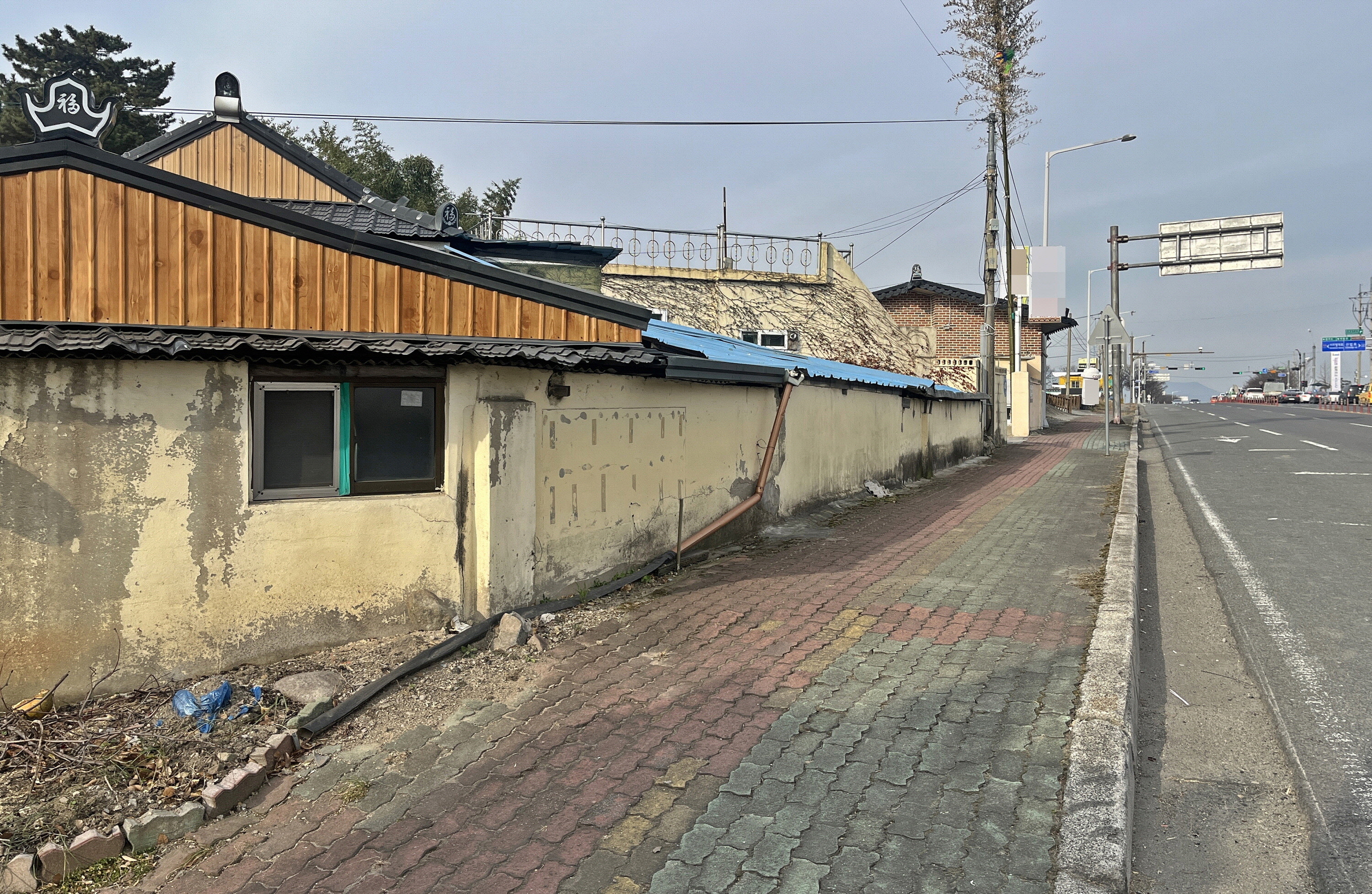 경주시가 ‘2025 APEC 정상회의’를 앞두고 회의장 진입도로변 노후 주택과 담장 등을 정비해 도시 경관을 개선한다. 사진은 사업 대상지로 선정된 배반 사거리 인근.