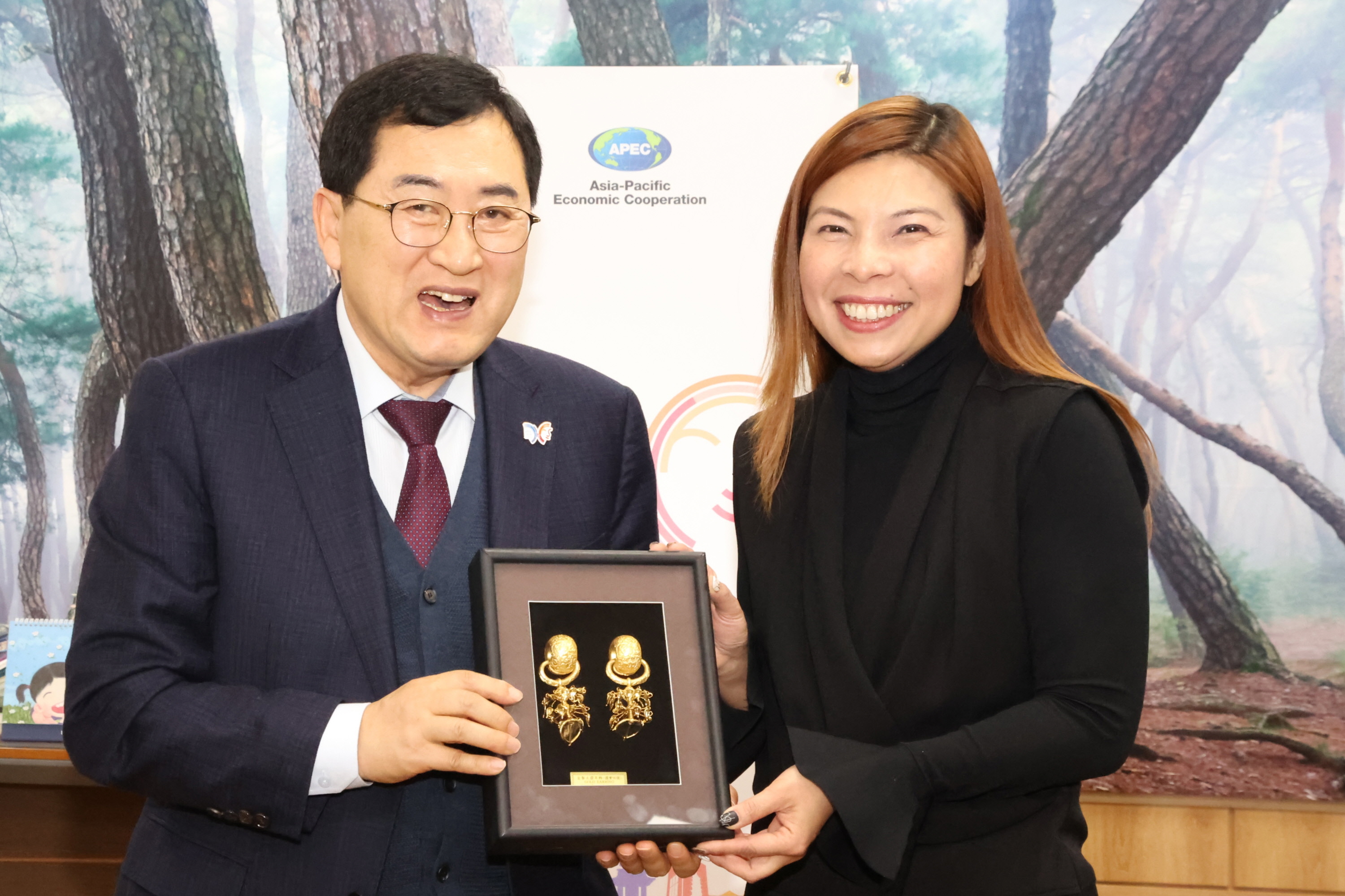 주낙영 경주시장이 지난 5일 시장실에서 윈섬 아우(사진 우측) 홍콩경제무역대표부 대표와 만나 협력 방안을 논의한 후 기념촬영을 하고 있다.