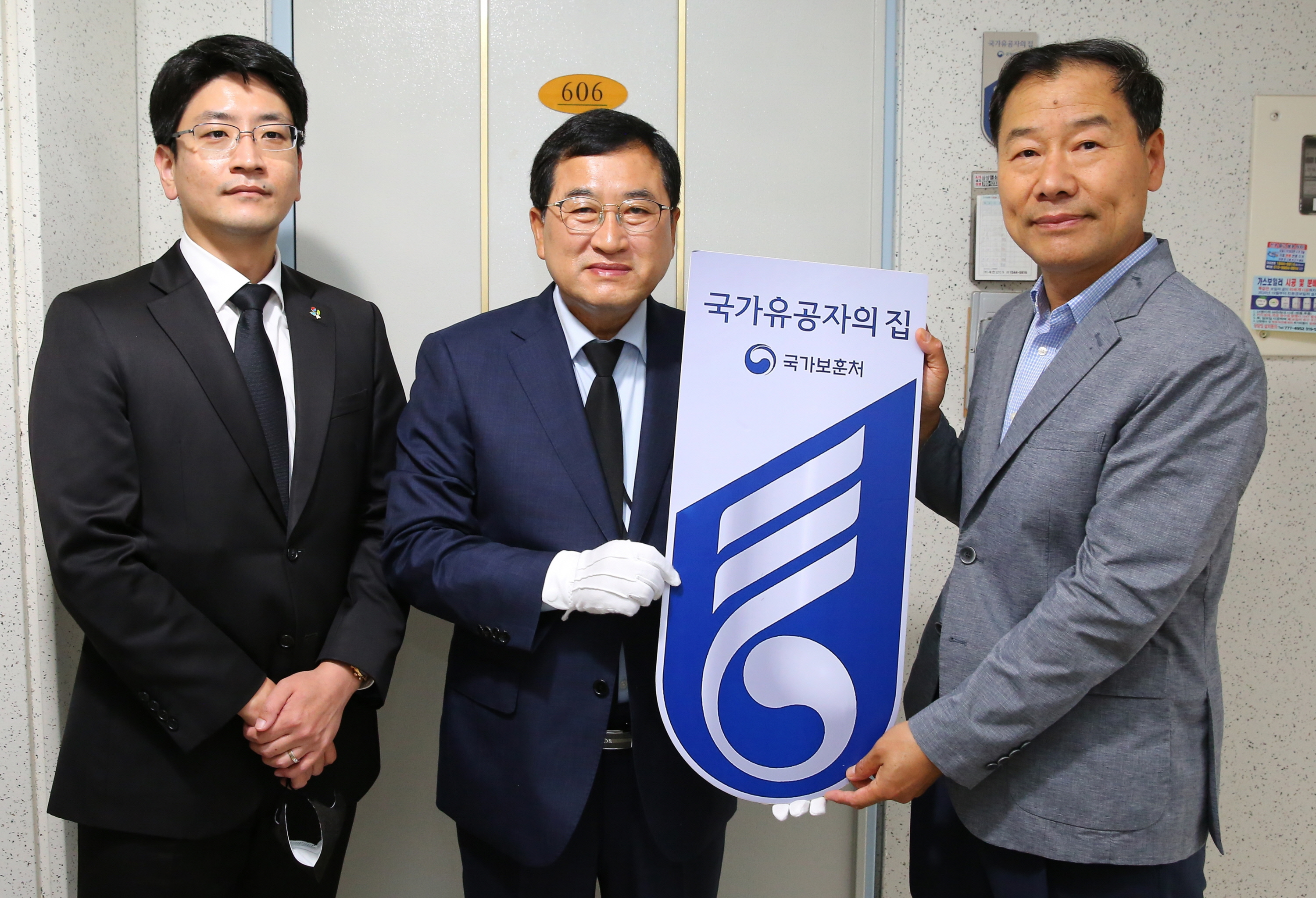2022년 6월 6일 주낙영 시장이 ‘국가유공자 명패달아드리기’ 행사에 참여하고 있는 모습.