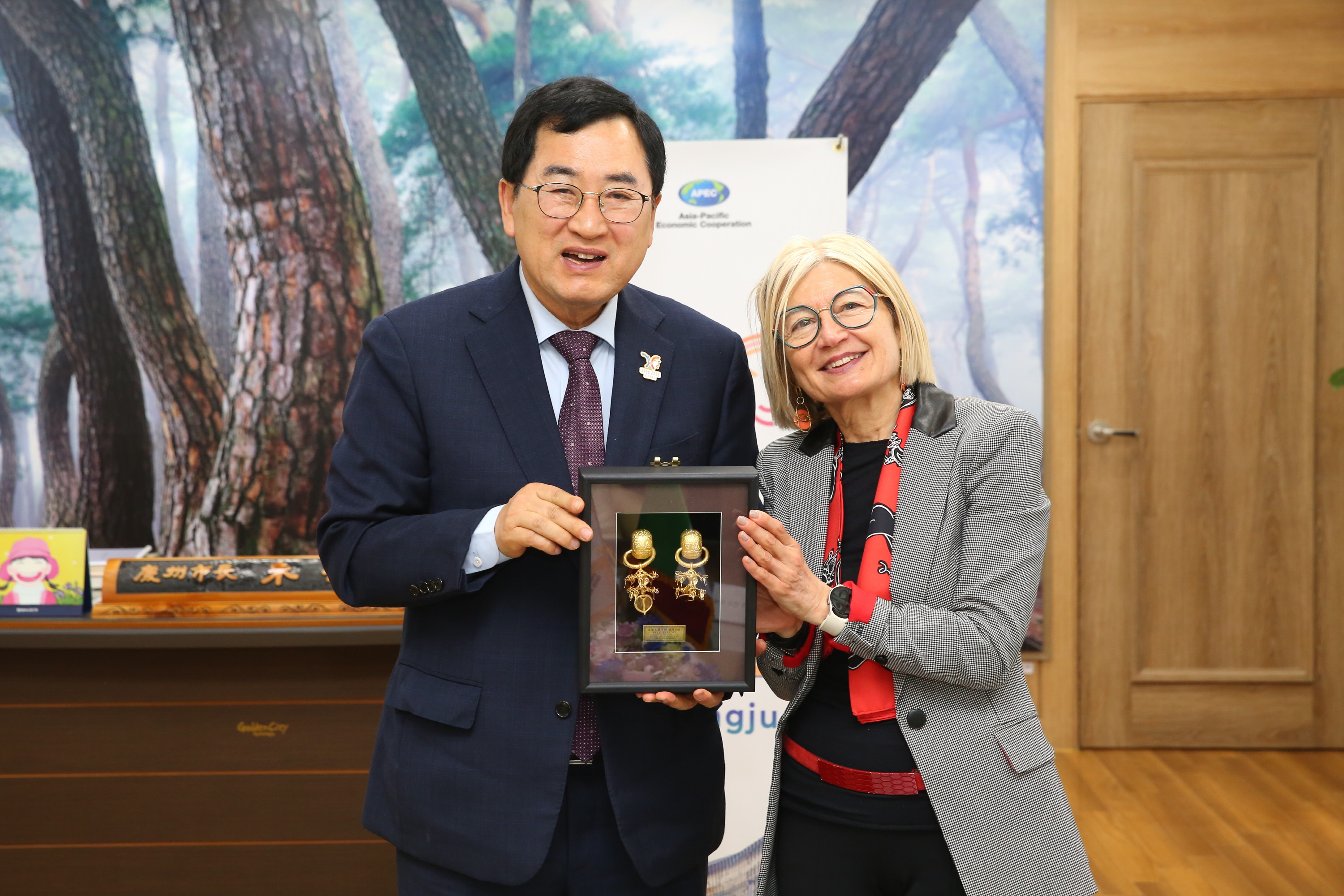 에밀리아 가토(사진 우측) 주한 이탈리아대사가 29일 경주시 청사를 찾아 주낙영 시장과 환담을 나눈 뒤 기념 촬영을 하고 있다.