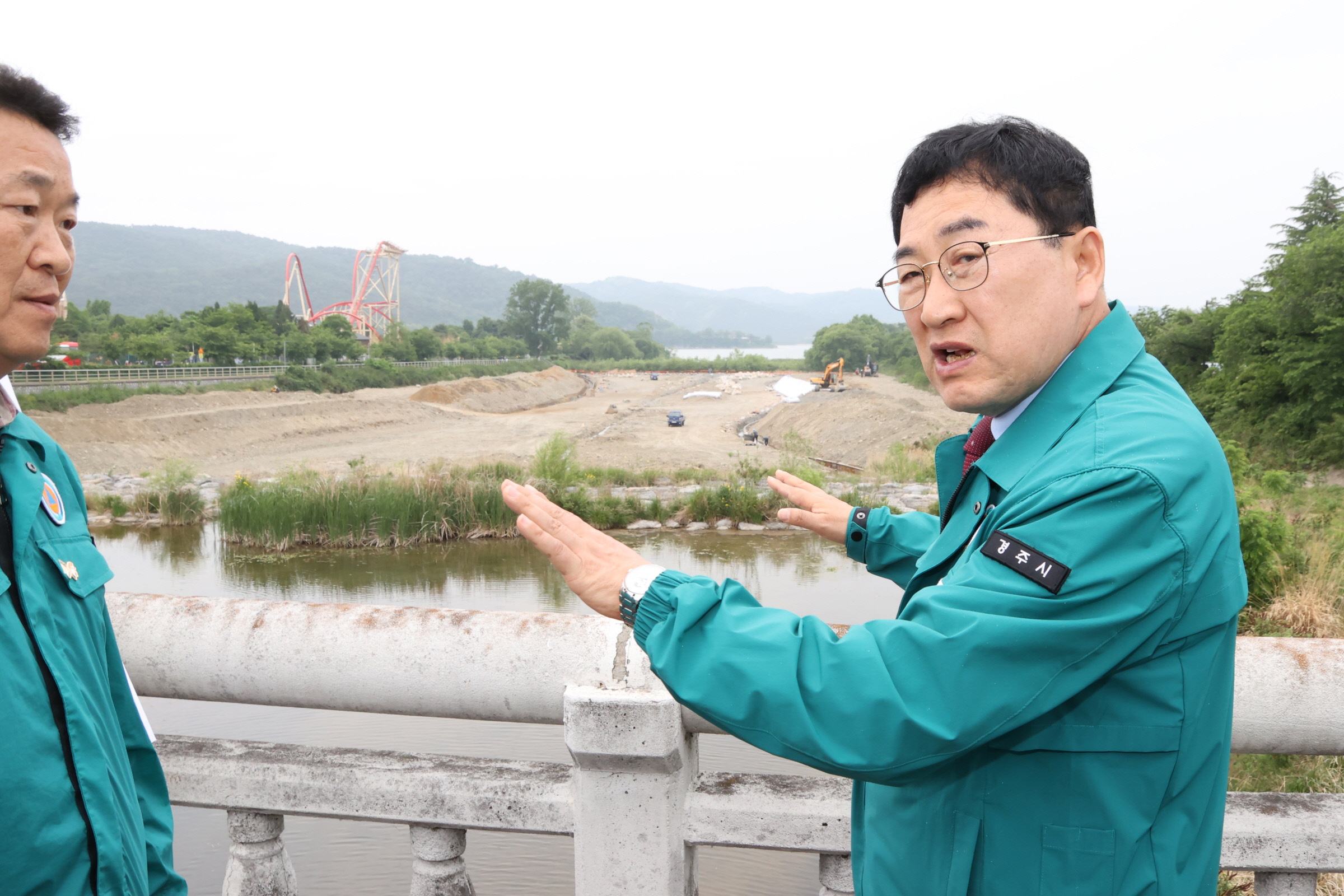 주낙영 경주시장이 16일 APEC 정상회의를 앞두고 주요 기반시설 공사 현장을 방문해 추진 상황을 점검하고 있다. 이날 현장에서는 공정률, 안전관리, 준공 일정 등을 집중적으로 확인했다.