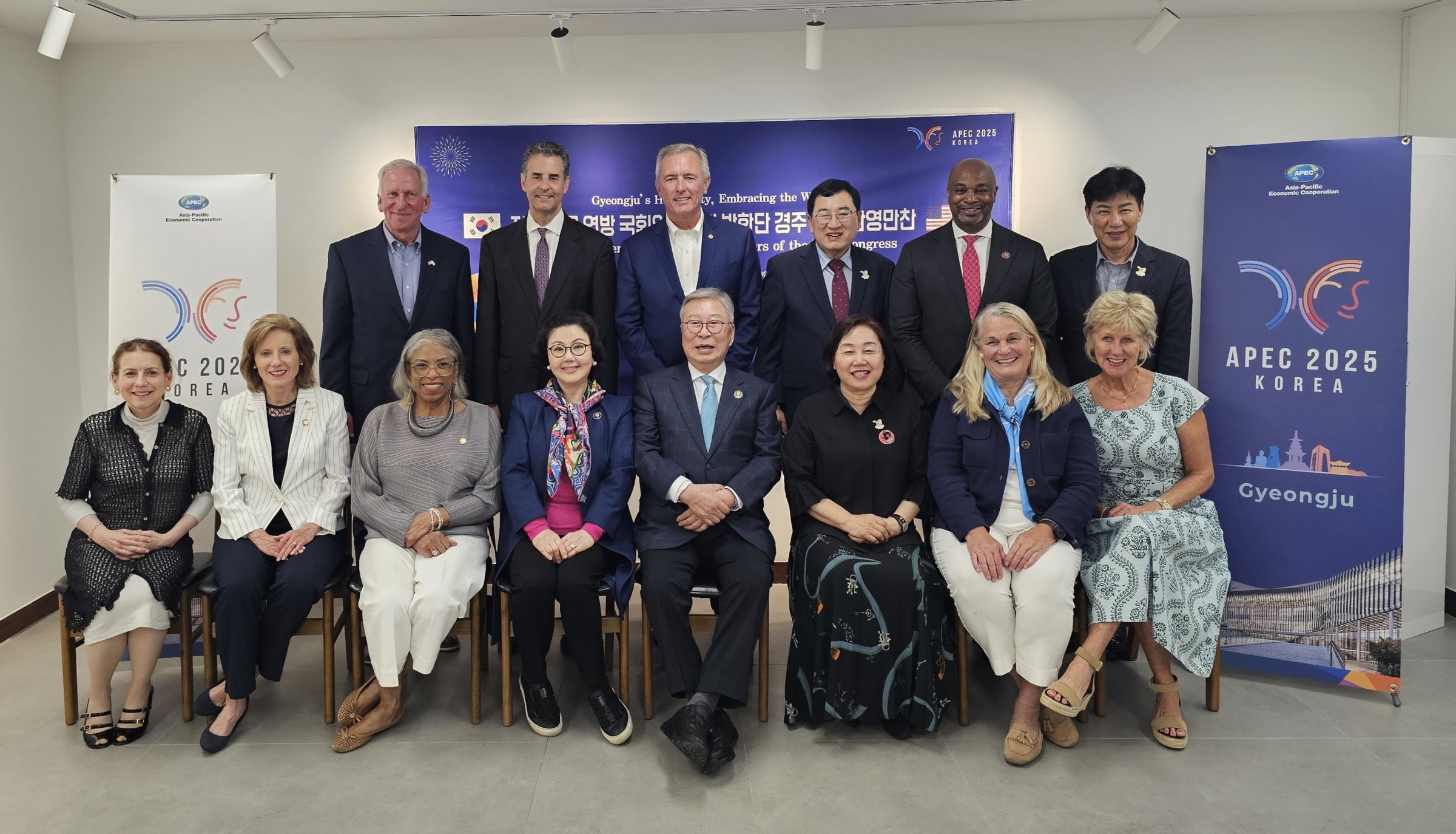 2025 APEC 정상회의 개최 도시인 경주를 방문한 김창준 한미연구원 및 미국 전직 연방의원협회(FMC) 소속 인사들이 18일 지역의 한 음식점에서 주낙영 경주시장과 함께 기념 촬영을 하고 있다.