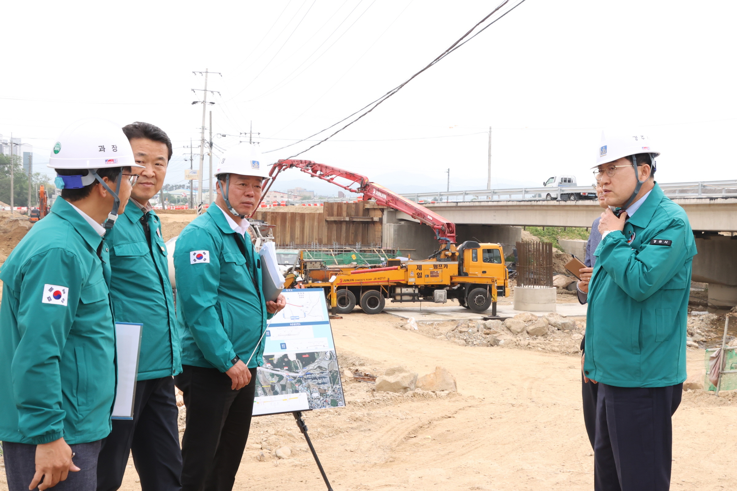 주낙영 경주시장이 2025 APEC 정상회의를 앞두고 기반시설 정비사업 현장을 찾아 공사 추진 상황을 점검하고 있다.