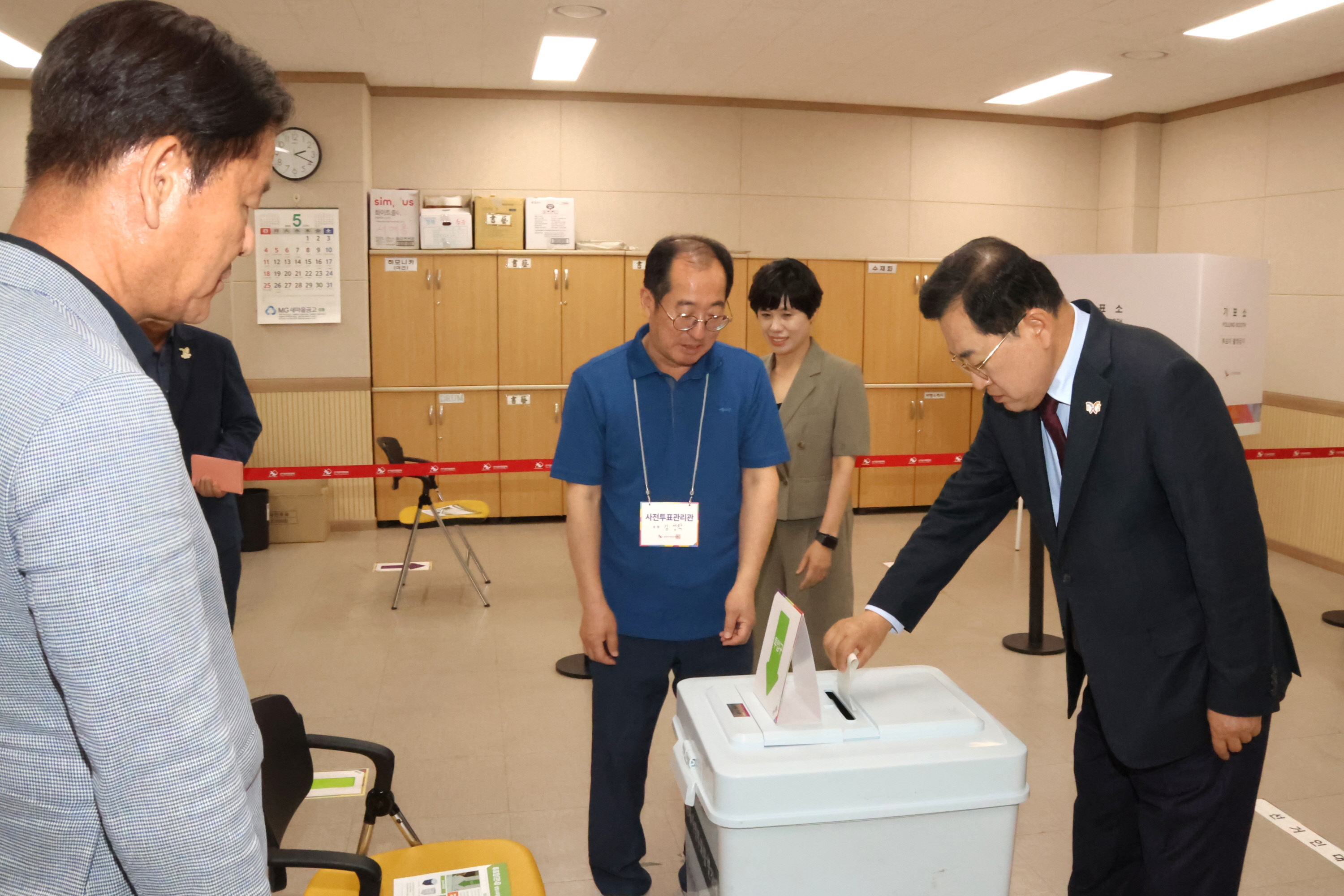 주낙영 경주시장이 28일, 제21대 대통령선거 사전투표를 하루 앞두고 동천동 사전투표소를 방문해 현장 점검을 하고 있다.