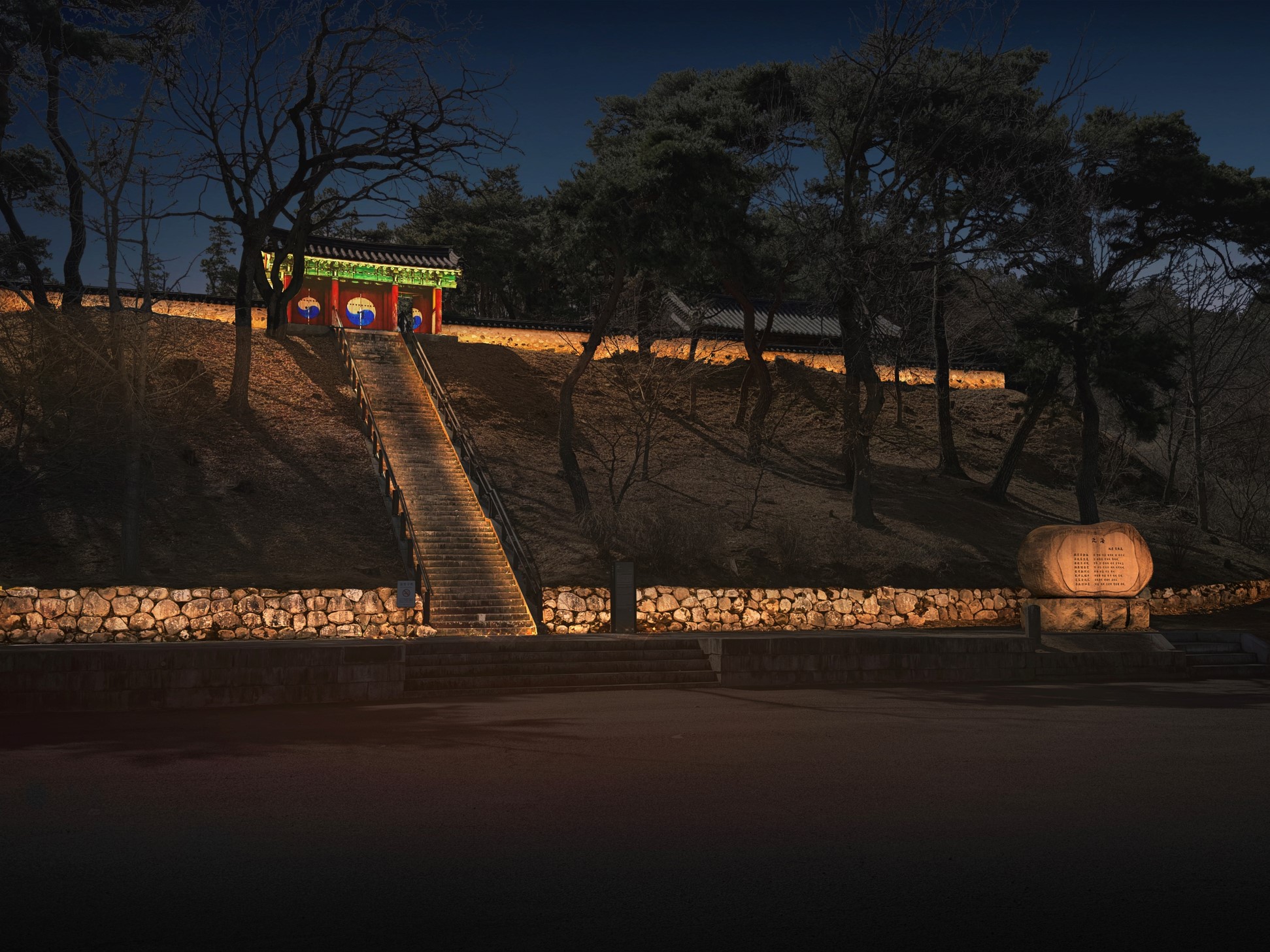 경주시 인왕동에 위치한 상서장 외삼문 야경. 외삼문과 담장, 석축, 유허비, 고운대 등에 경관조명 등 야간 경관 개선 사업을 추진 중이다.