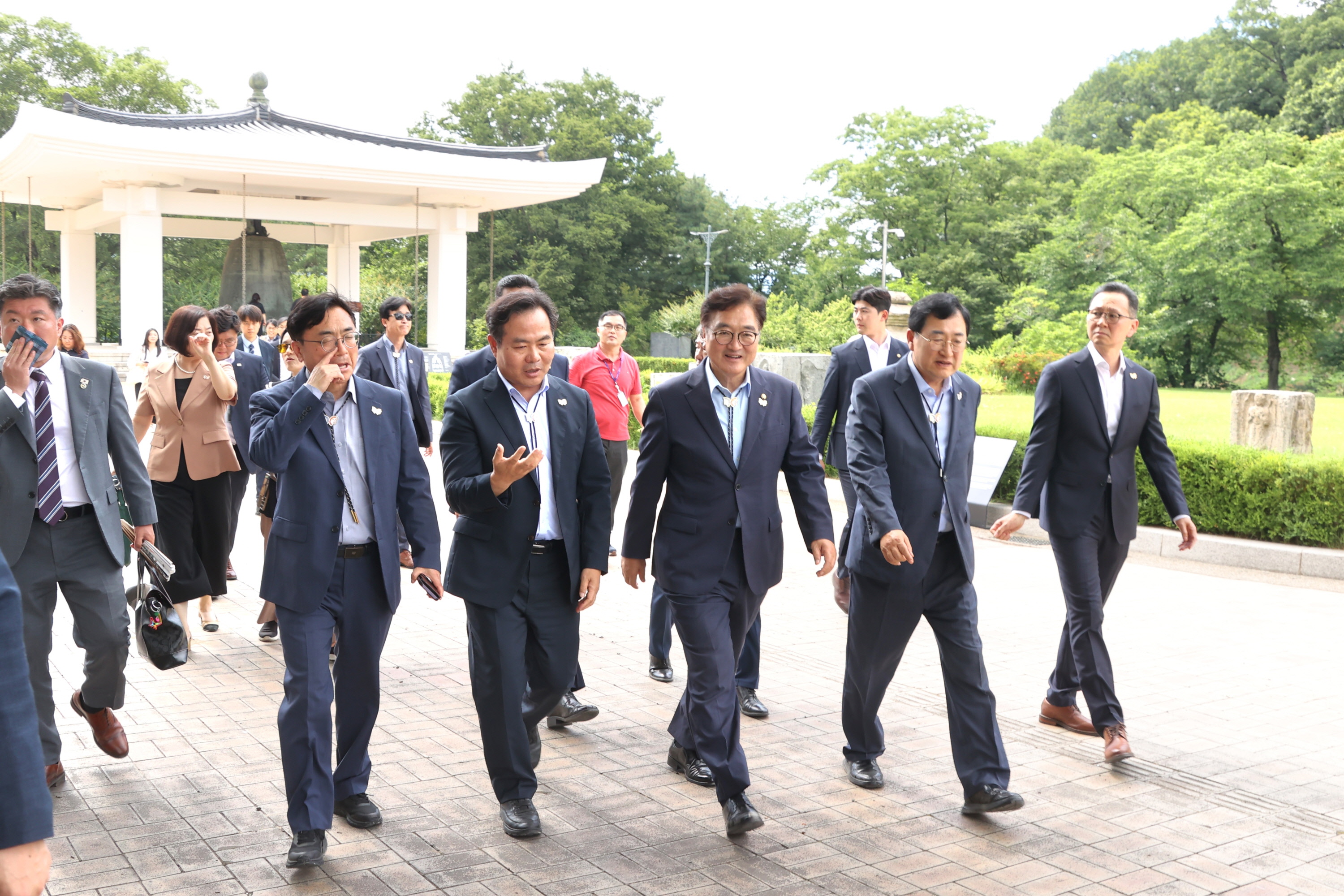 주낙영 경주시장이 1일 화백컨벤션센터(HICO)에서 열린 APEC 정상회의 준비상황 보고회에서 우원식 국회의장에게 개최 준비 과정을 설명하고 있다.
