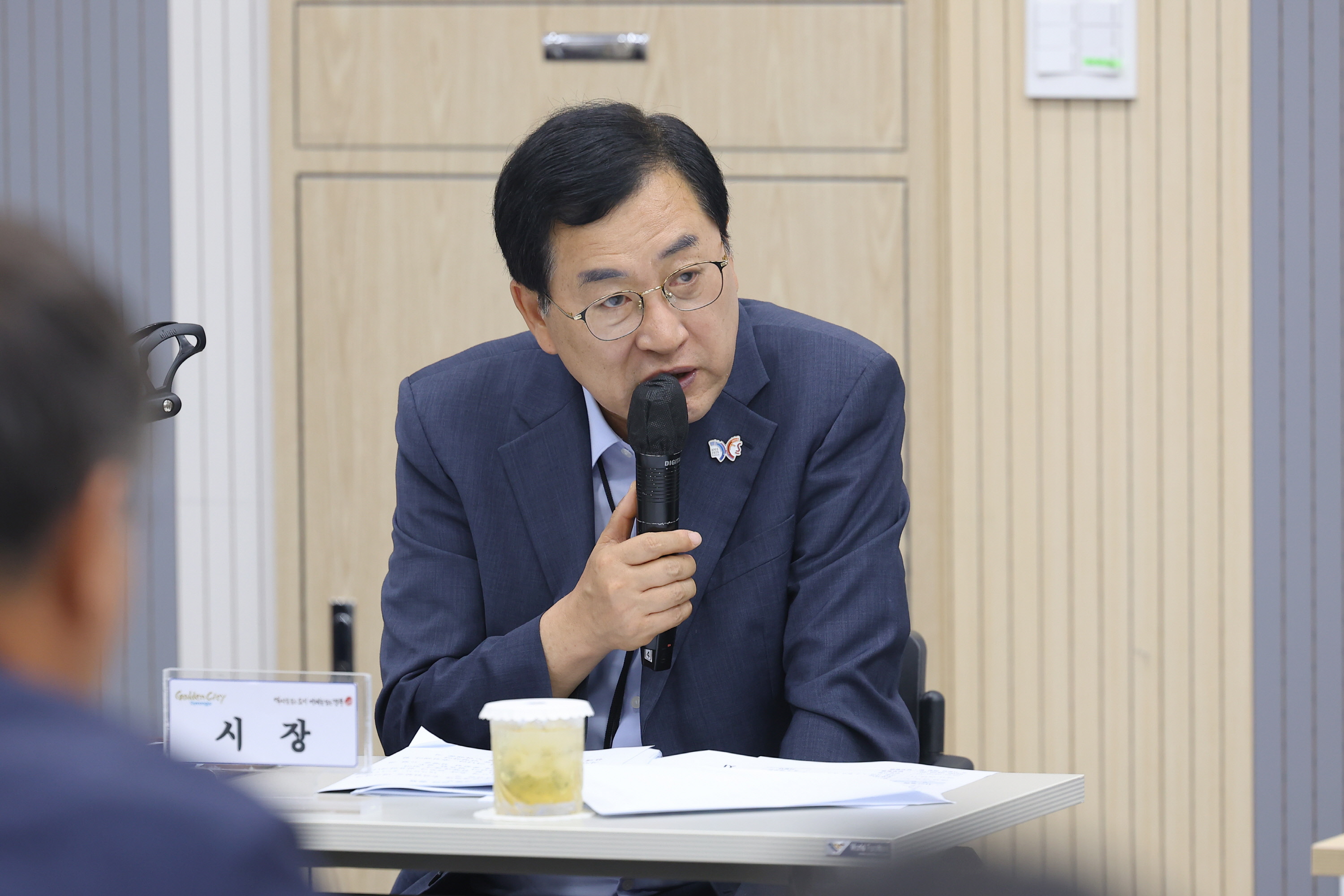 주낙영 경주시장이 2일 시청 대회의실에서 열린 읍면동장 회의를 주재하며, 여름철 폭염 대응과 복지 사각지대 해소 방안에 대해 강조하고 있다.