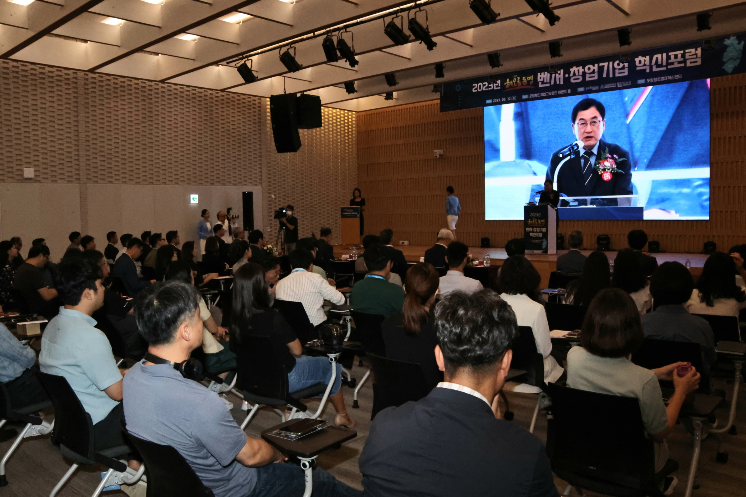 주낙영 경주시장이 지역 벤처기업 관계자들에게 경주 투자 환경을 설명하고 있다