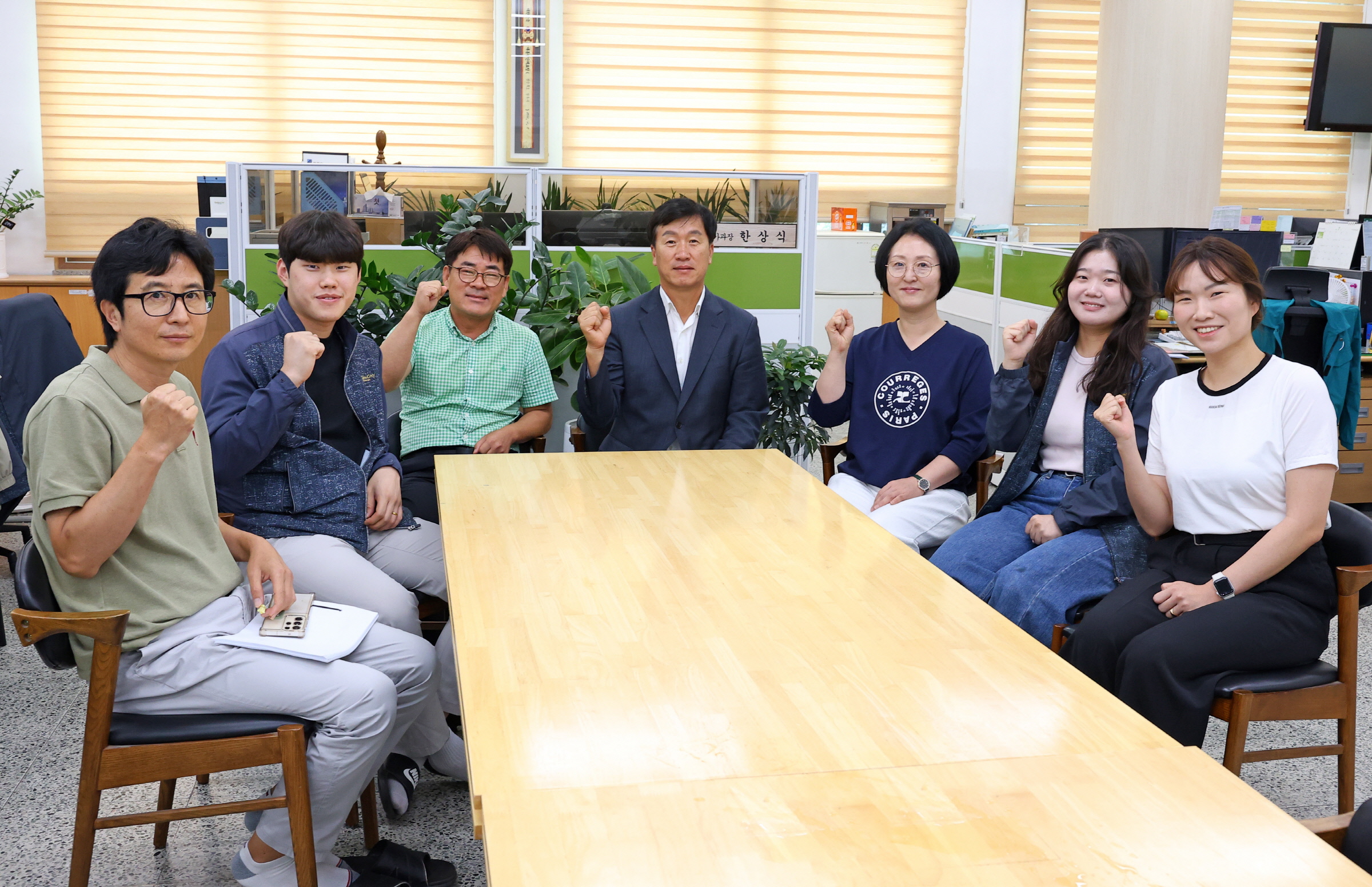 15일 경주시 건축허가과 한상식 과장(가운데)과 직원들이 농지보전부담금 환급 성과를 기념하며 사무실에서 파이팅을 외치고 있다.