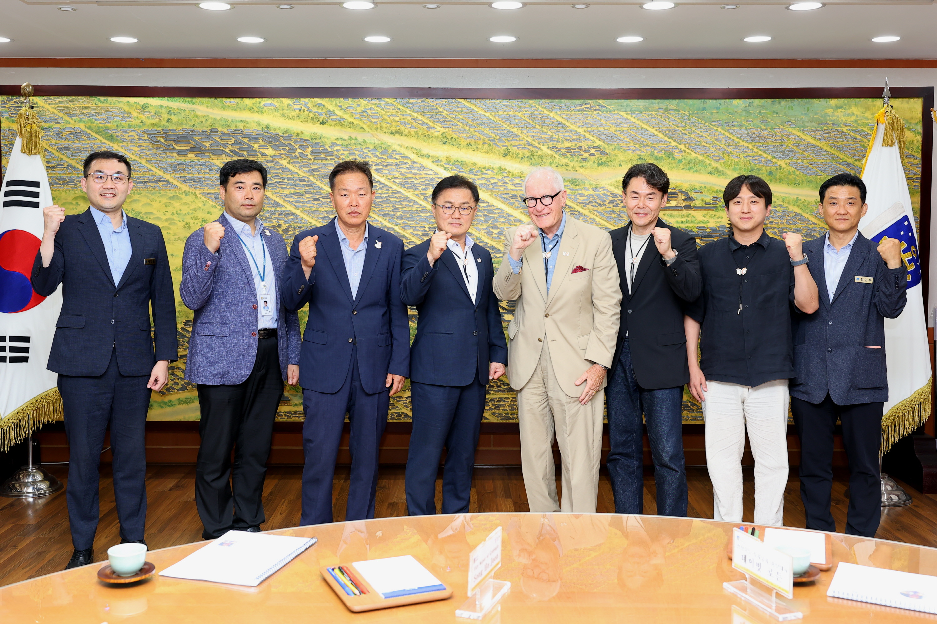 송호준 경주시 부시장(왼쪽 네 번째)이 지난 6일 시청 대외협력실에서 데이빗 로든 경북도 투자유치 홍보대사(왼쪽 다섯 번째)와 간담회를 가진 뒤 관계자들과 기념촬영을 하고 있다.