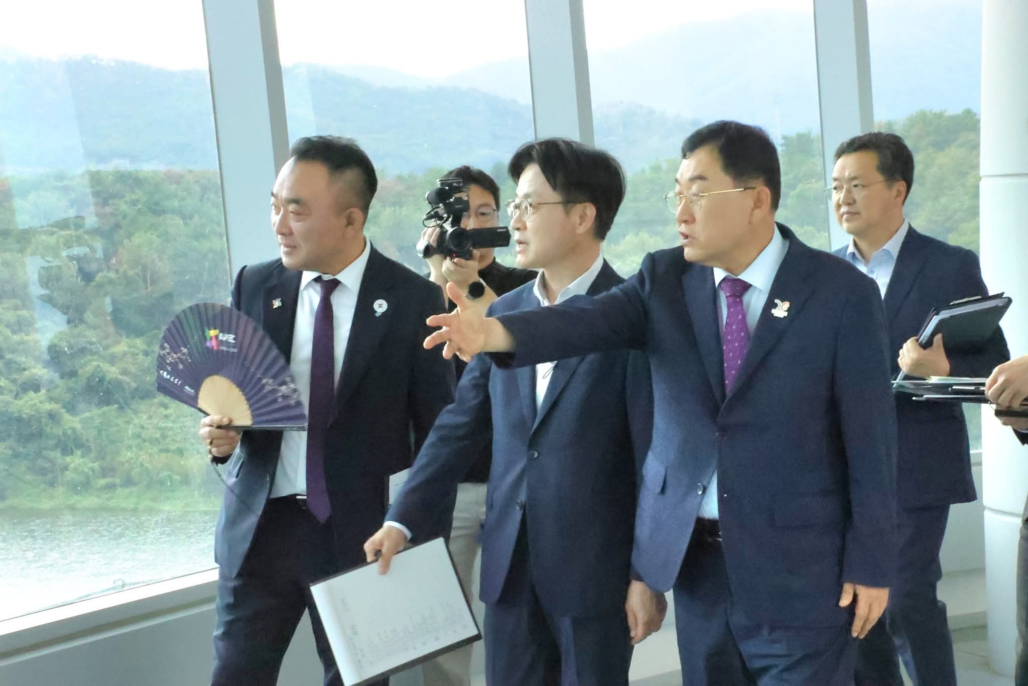 김정관 산업통상자원부 장관이 주낙영 경주시장과 함께 18일 경주에서 APEC 경제인행사 주 행사장 동선을 확인하고 있다.