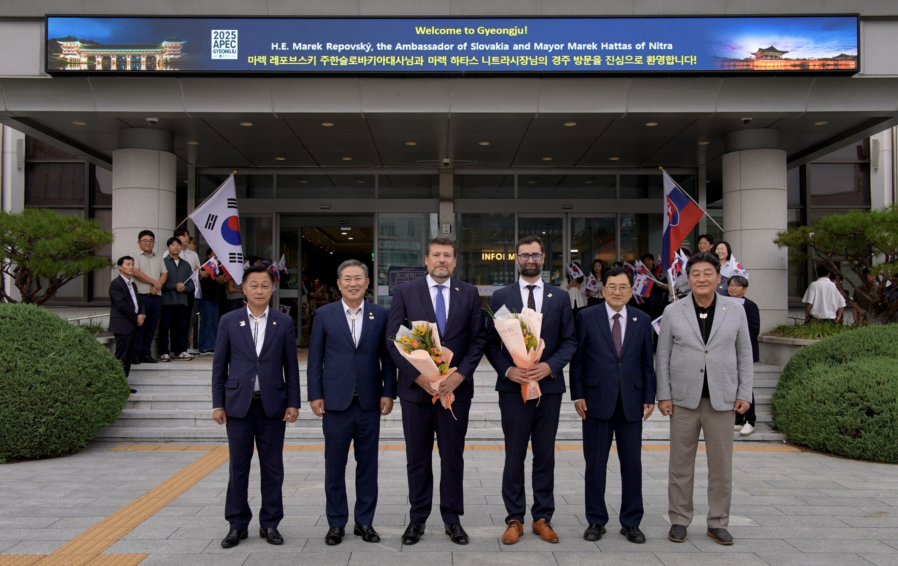 주낙영 경주시장이 2일 시청 본관 앞에서 마렉 레포브스키(사진 좌측에서 세 번째) 주한슬로바키아 대사와 마렉 하타스(좌측에서 네 번째) 니트라시장을 접견한 후 기념촬영을 하고 있다.