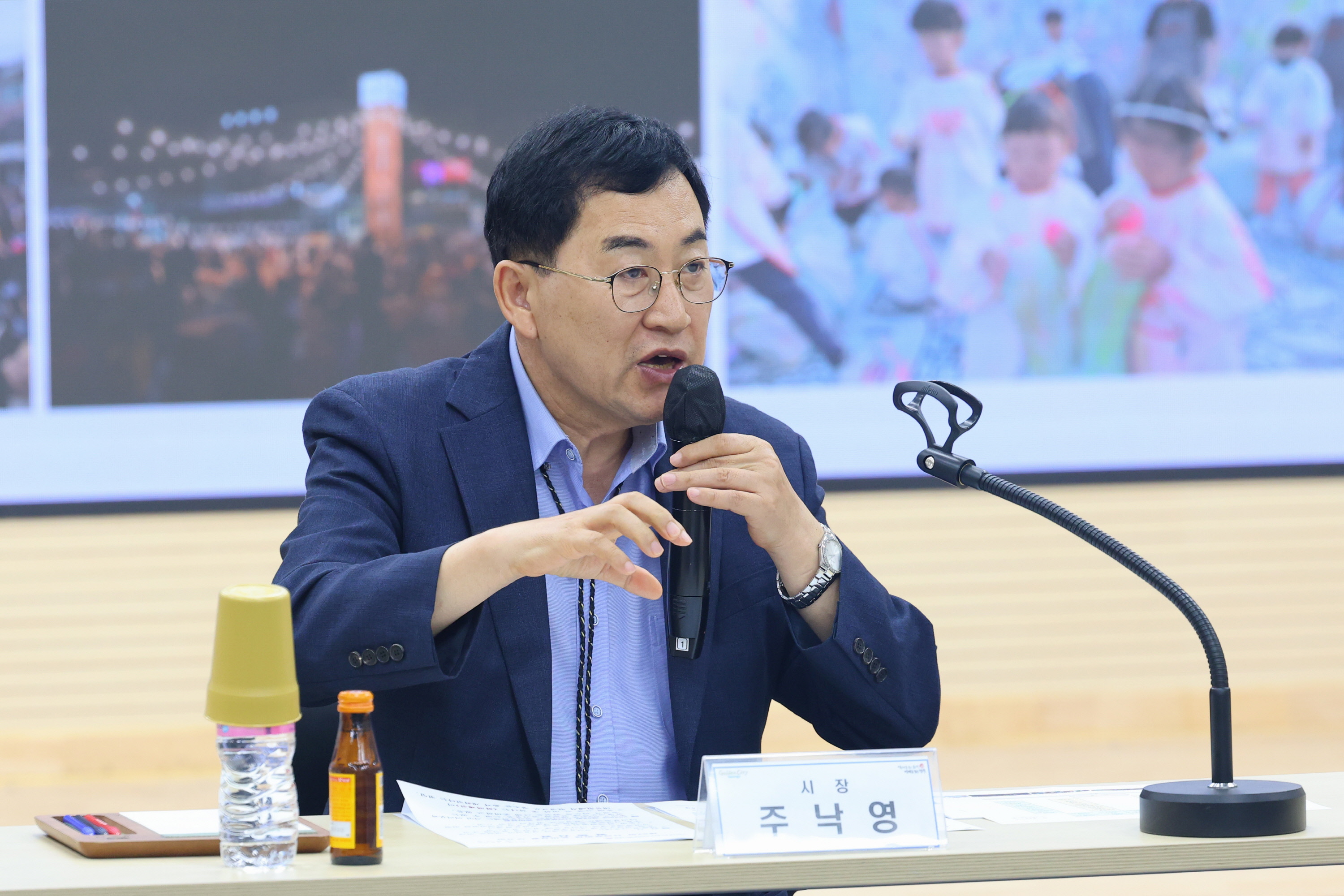 주낙영 경주시장이 13일 시청 영상회의실에서 열린 국·소·본부장 회의에서 APEC 정상회의 준비상황을 점검하며 발언하고 있다.