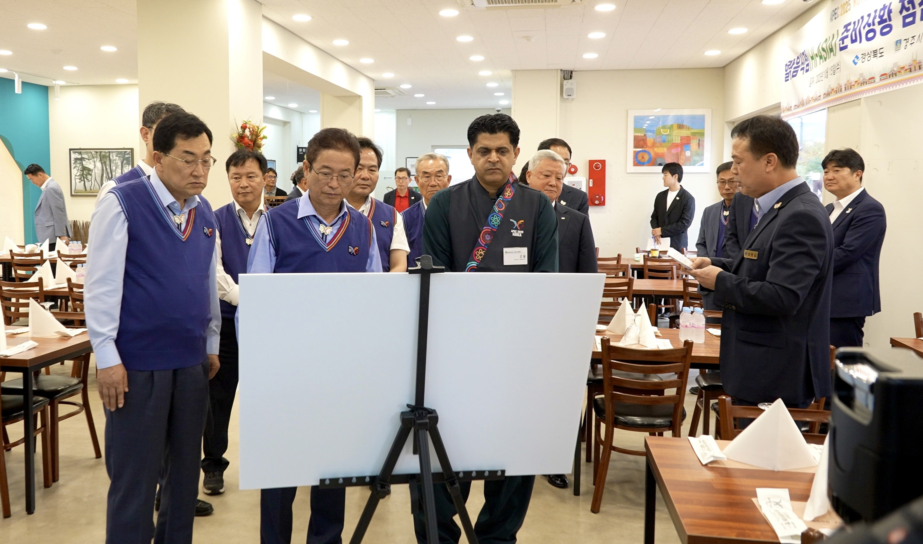 주낙영 경주시장(왼쪽 첫 번째)이 15일 하이아시아 경주점에서 할랄음식점 운영 점검을 하고 있다