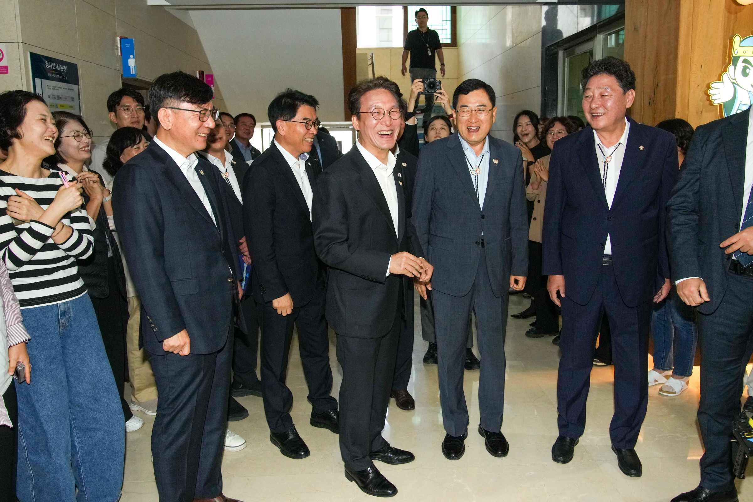 17일 오전 경주시청 로비에서 김민석 국무총리와 주낙영 경주시장이 직원들의 환영 속에 웃음을 짓고 있다.