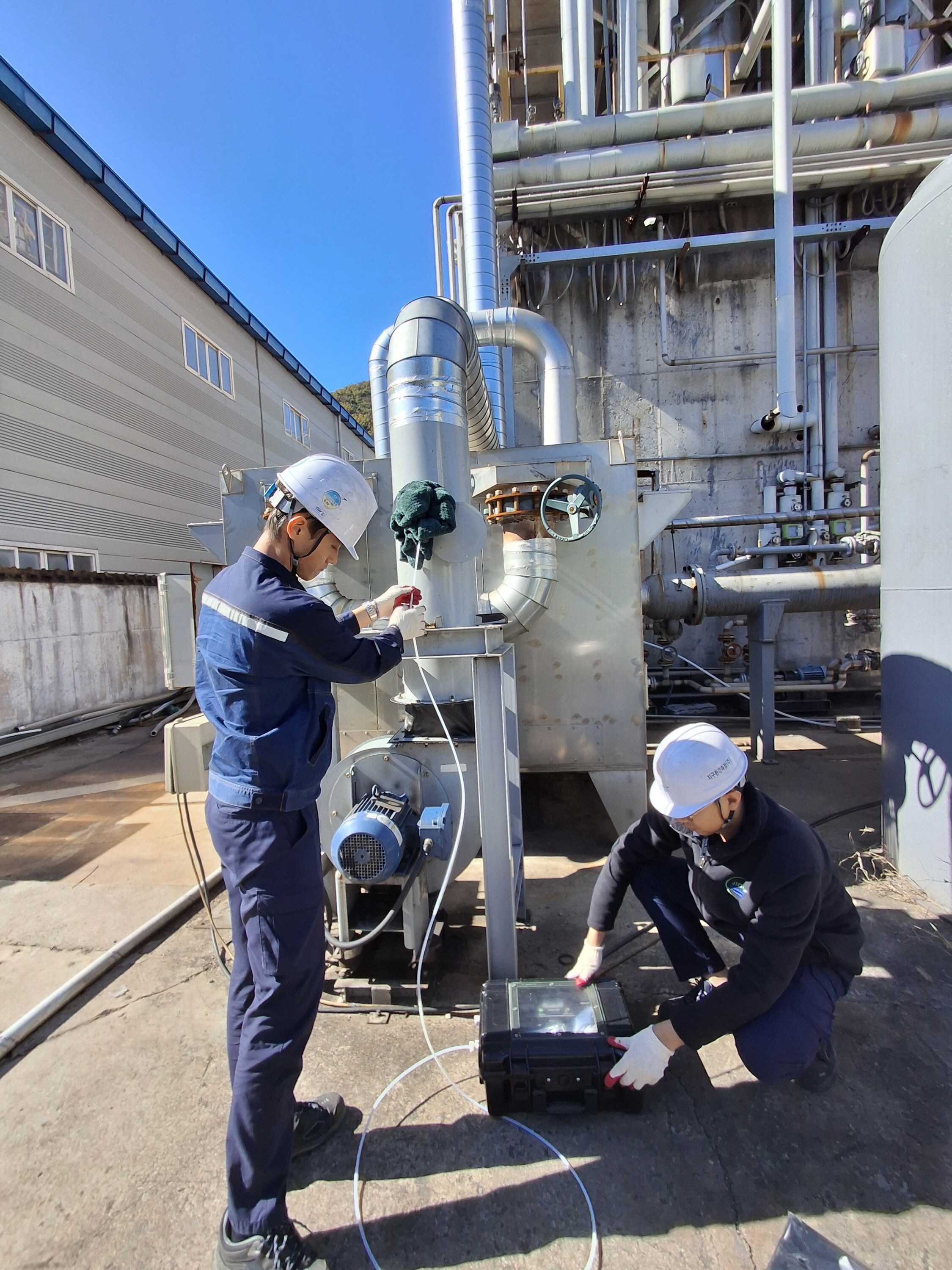 경주시 환경정책과 직원과 민간 환경기술인이 관내 환경배출사업장을 점검하며 대기오염 방지시설의 가동 상태를 확인하고 있다