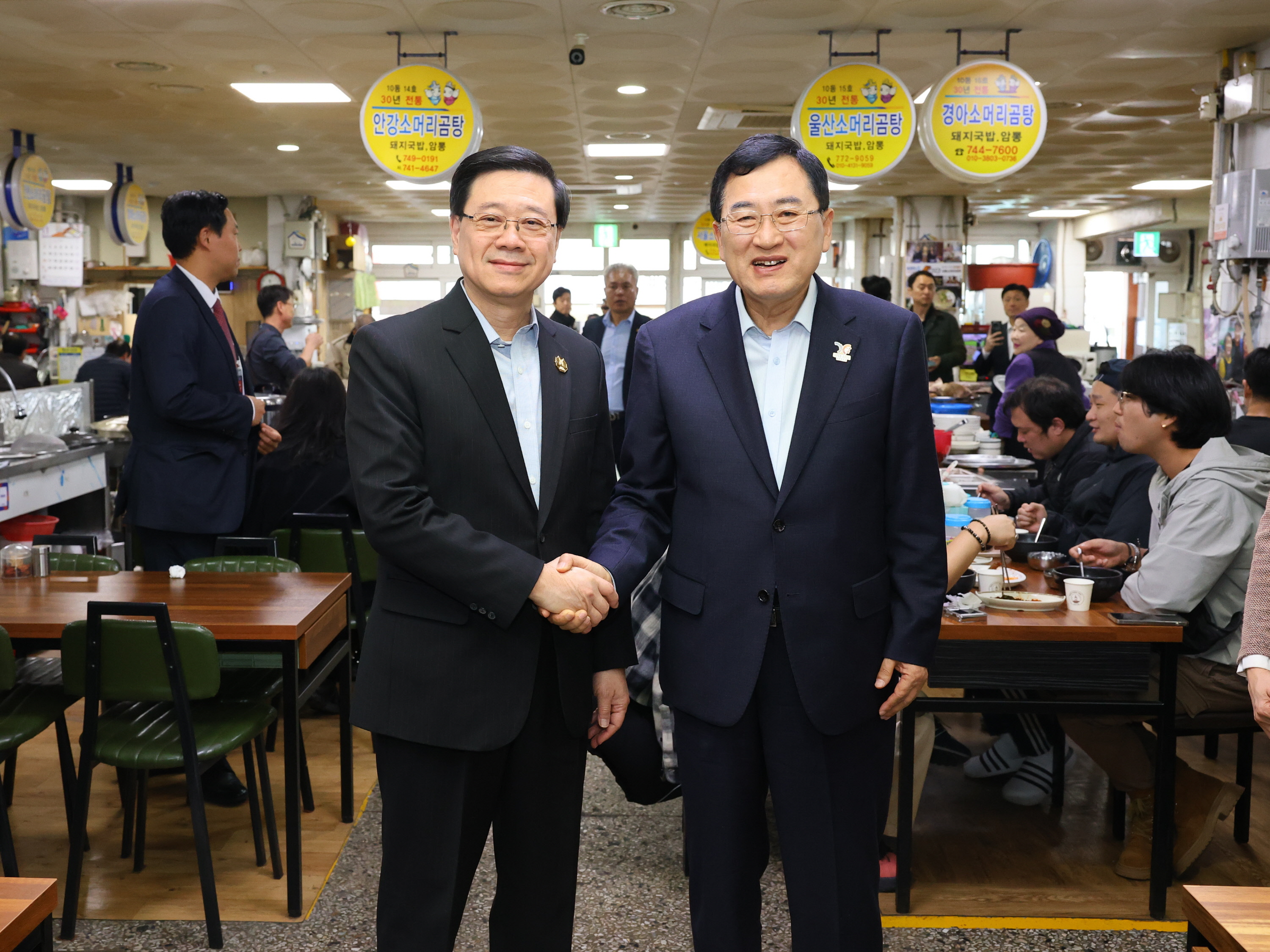 홍콩 존 리 행정수반과 주낙영 경주시장이 경주 중앙시장 내 식당에서 환담을 나누고 있다.jpg