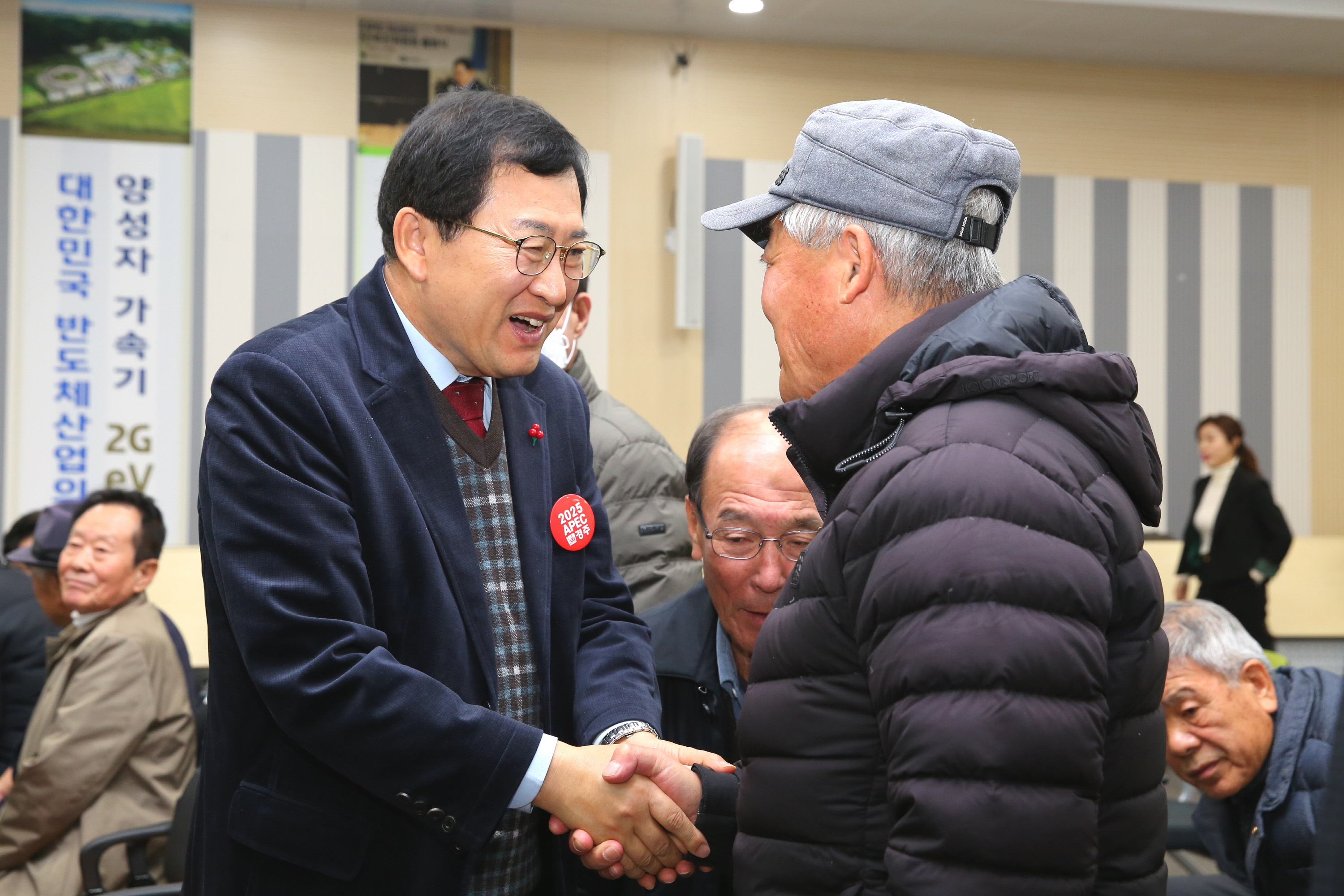주낙영 경주시장이 어르신과 반갑게 인사하며 복지 현장의 목소리를 청취하고 있는 모습.
