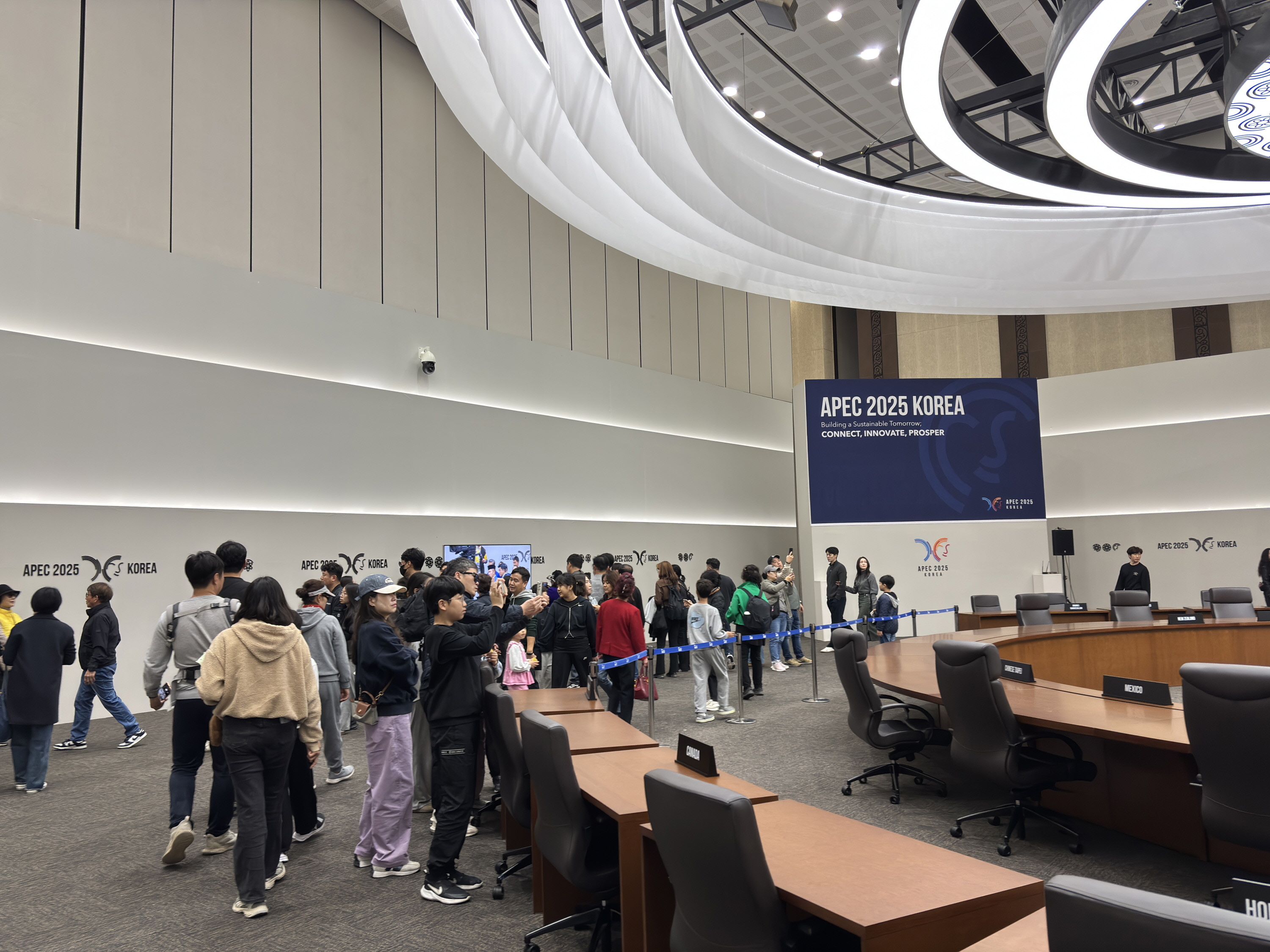 지난 9일 경주화백컨벤션센터 3층 본회의장에서 시민들이 실제 정상회의 때 사용된 의자와 단상, 국기, 명패 등이 그대로 유지된 회의장 내부를 둘러보고 있다.